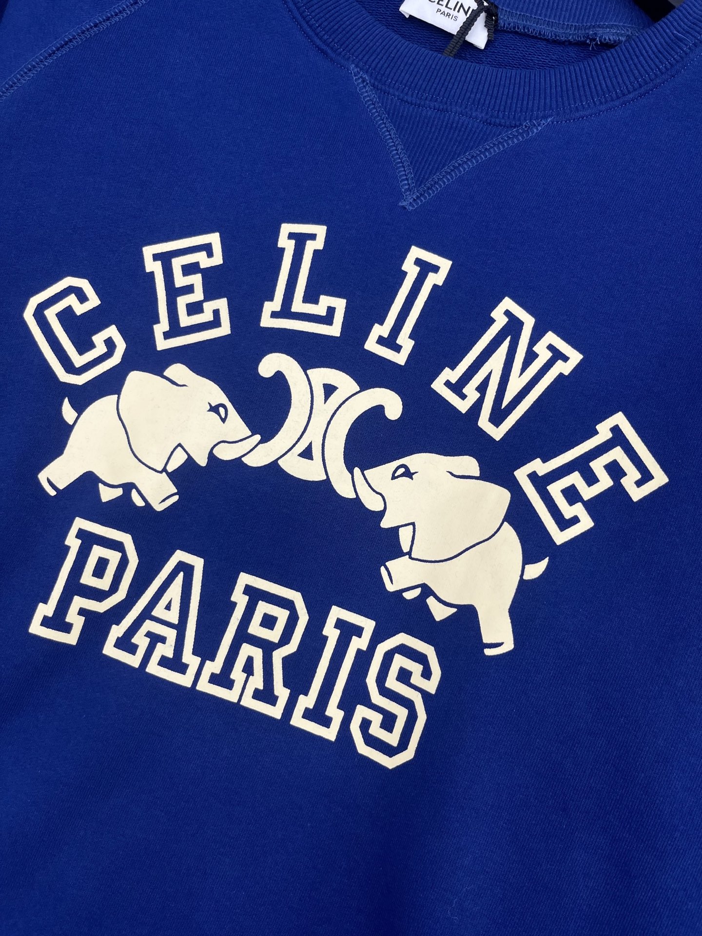 🛒𝐍𝐄𝐖 · 𝟐𝟎𝟐5/爆款现货

【原版定制】Celin*｜25早秋经典印花字母圆领卫衣
干净利落的裁