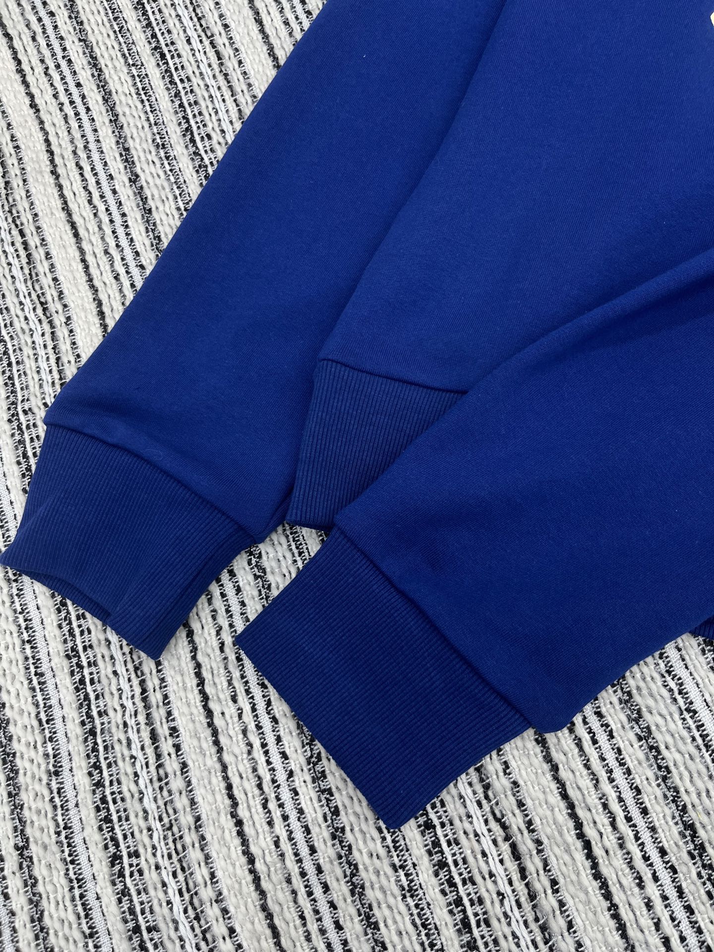 🛒𝐍𝐄𝐖 · 𝟐𝟎𝟐5/爆款现货

【原版定制】Celin*｜25早秋经典印花字母圆领卫衣
干净利落的裁