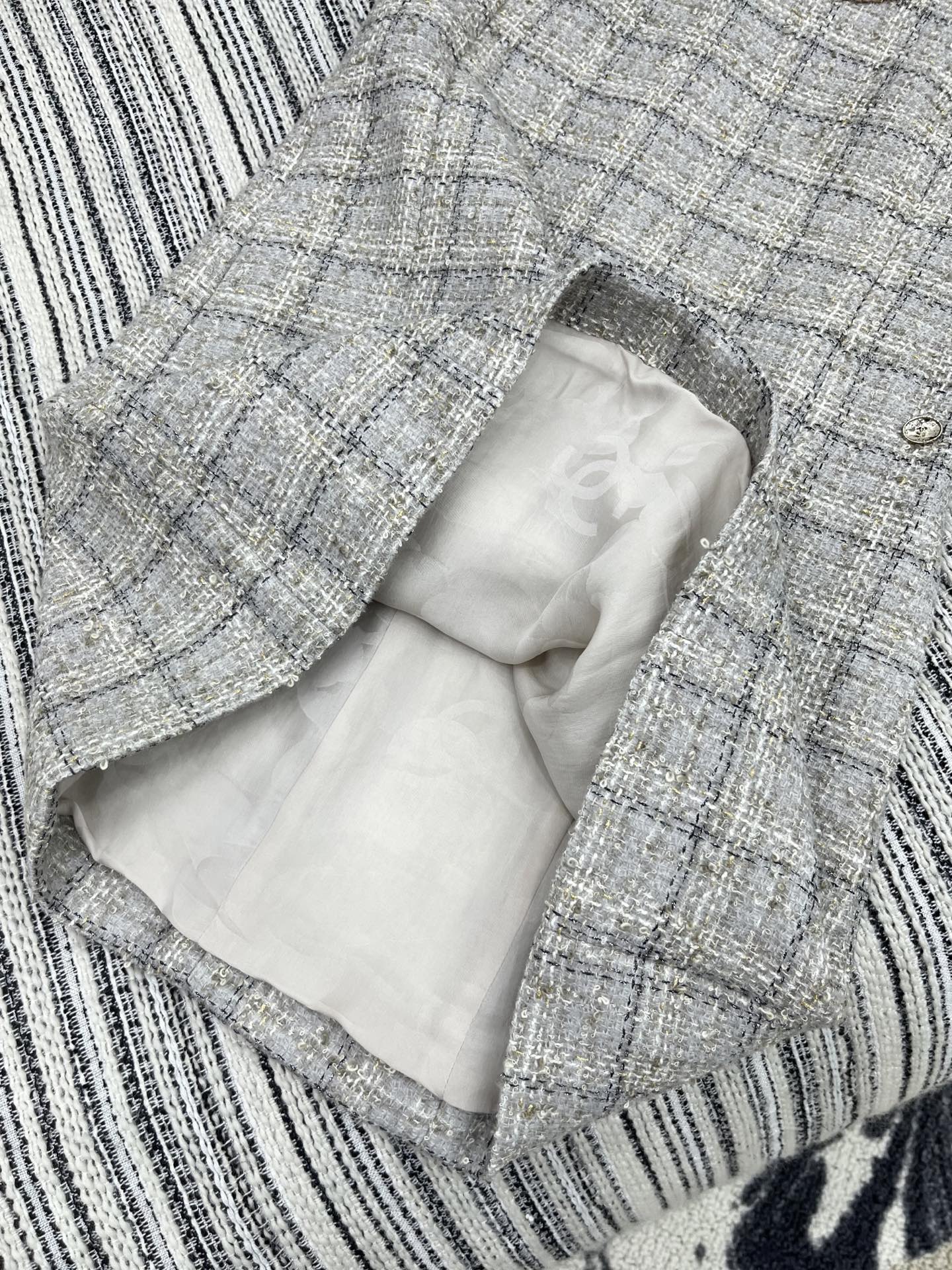 🛒𝐍𝐄𝐖 · 𝟐𝟎𝟐5/爆款现货

【原版定制】Chan*｜2025新品编织粗花呢撞色花边圆领连衣裙
定