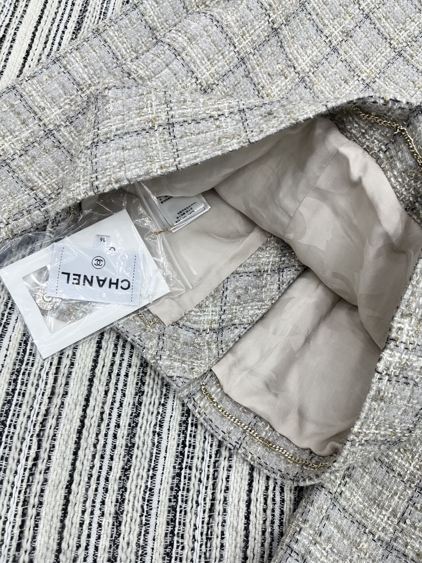 🛒𝐍𝐄𝐖 · 𝟐𝟎𝟐5/爆款现货

【原版定制】Chan*｜2025新品编织粗花呢小V领外套
定制YB进