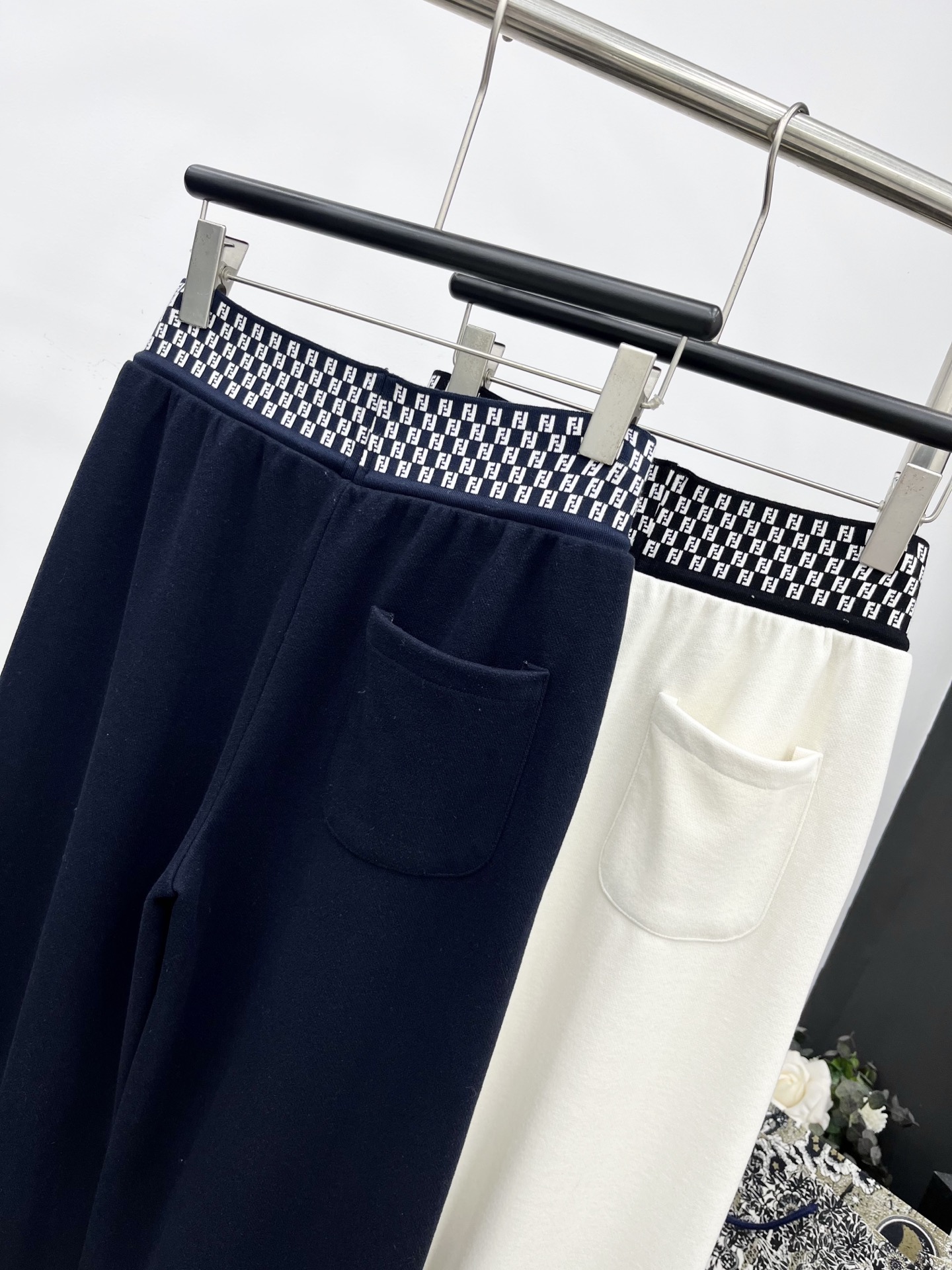 🛒𝐍𝐄𝐖 · 𝟐𝟎𝟐5/爆款现货

原单品质   Fend*｜25早秋新款休闲裤
重工抽绳松紧织带拼接 