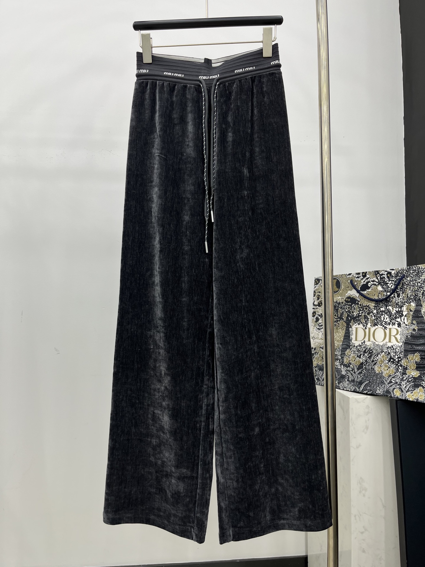 🛒𝐍𝐄𝐖 · 𝟐𝟎𝟐5/爆款现货

原单品质   Miu Mi*｜25早秋新款丝绒休闲裤
重工抽绳松紧腰