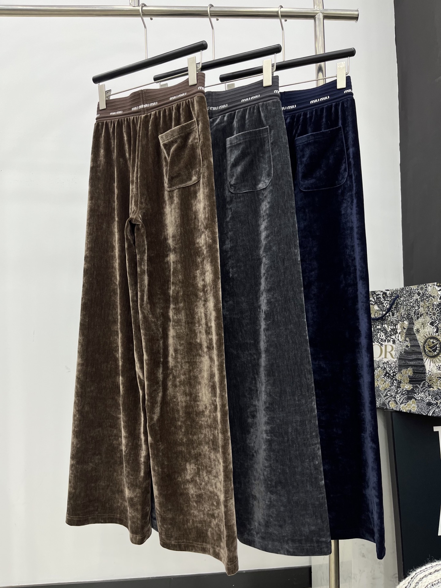 🛒𝐍𝐄𝐖 · 𝟐𝟎𝟐5/爆款现货

原单品质   Miu Mi*｜25早秋新款丝绒休闲裤
重工抽绳松紧腰