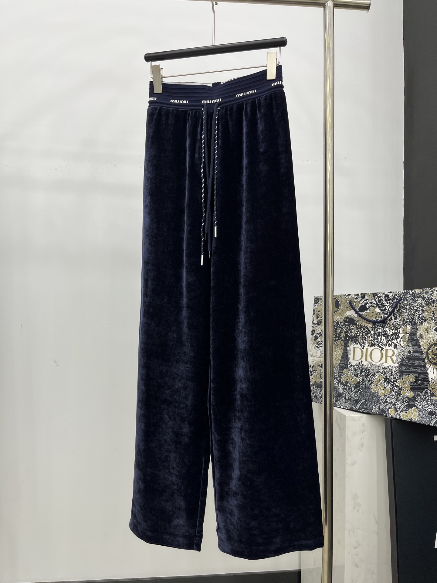 🛒𝐍𝐄𝐖 · 𝟐𝟎𝟐5/爆款现货

原单品质   Miu Mi*｜25早秋新款丝绒休闲裤
重工抽绳松紧腰