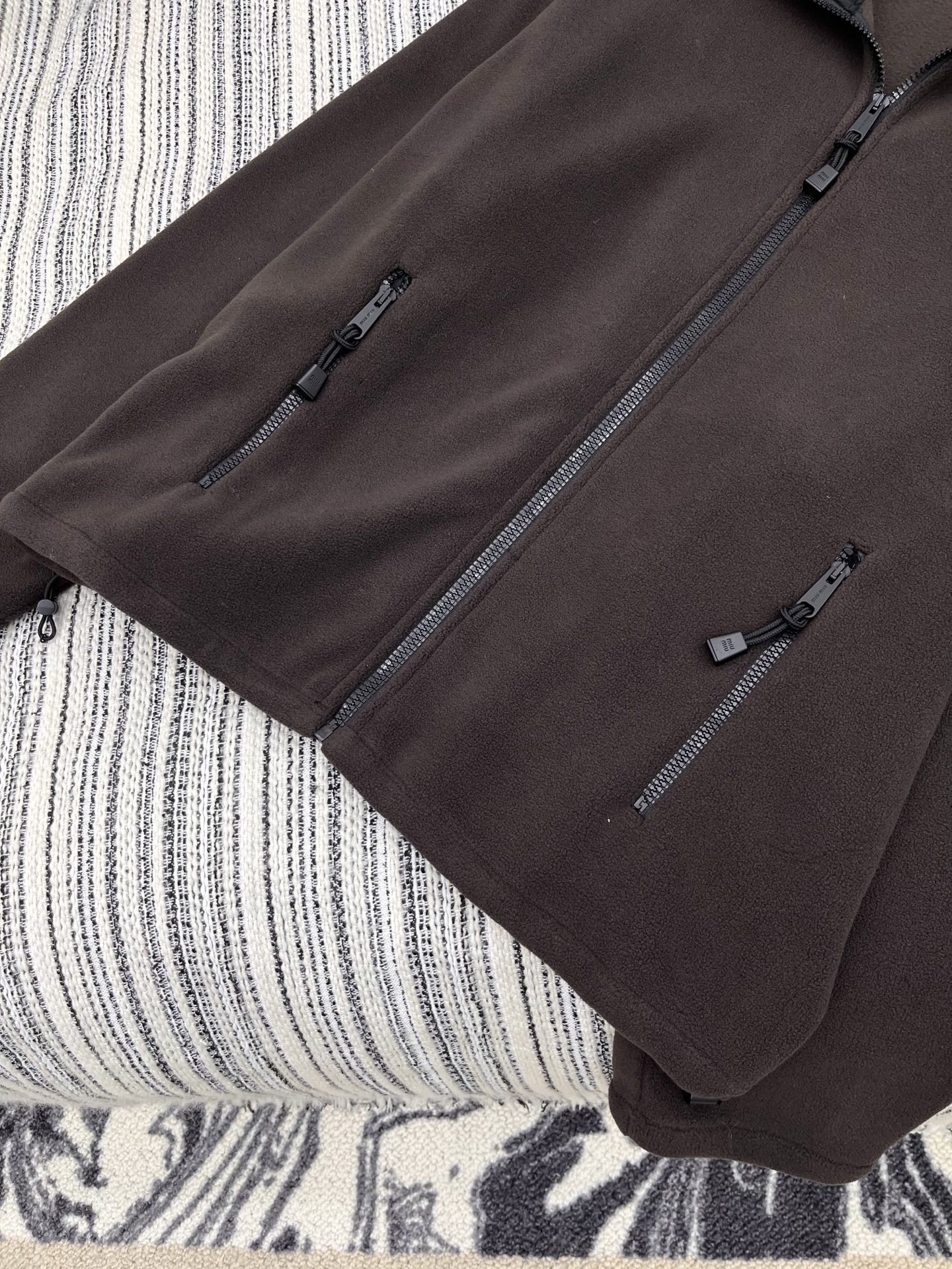 🛒𝐍𝐄𝐖 · 𝟐𝟎𝟐5/爆款现货

【原版定制】   Miu Mi*｜25新款抽绳摇粒绒撞色立领外套
爆