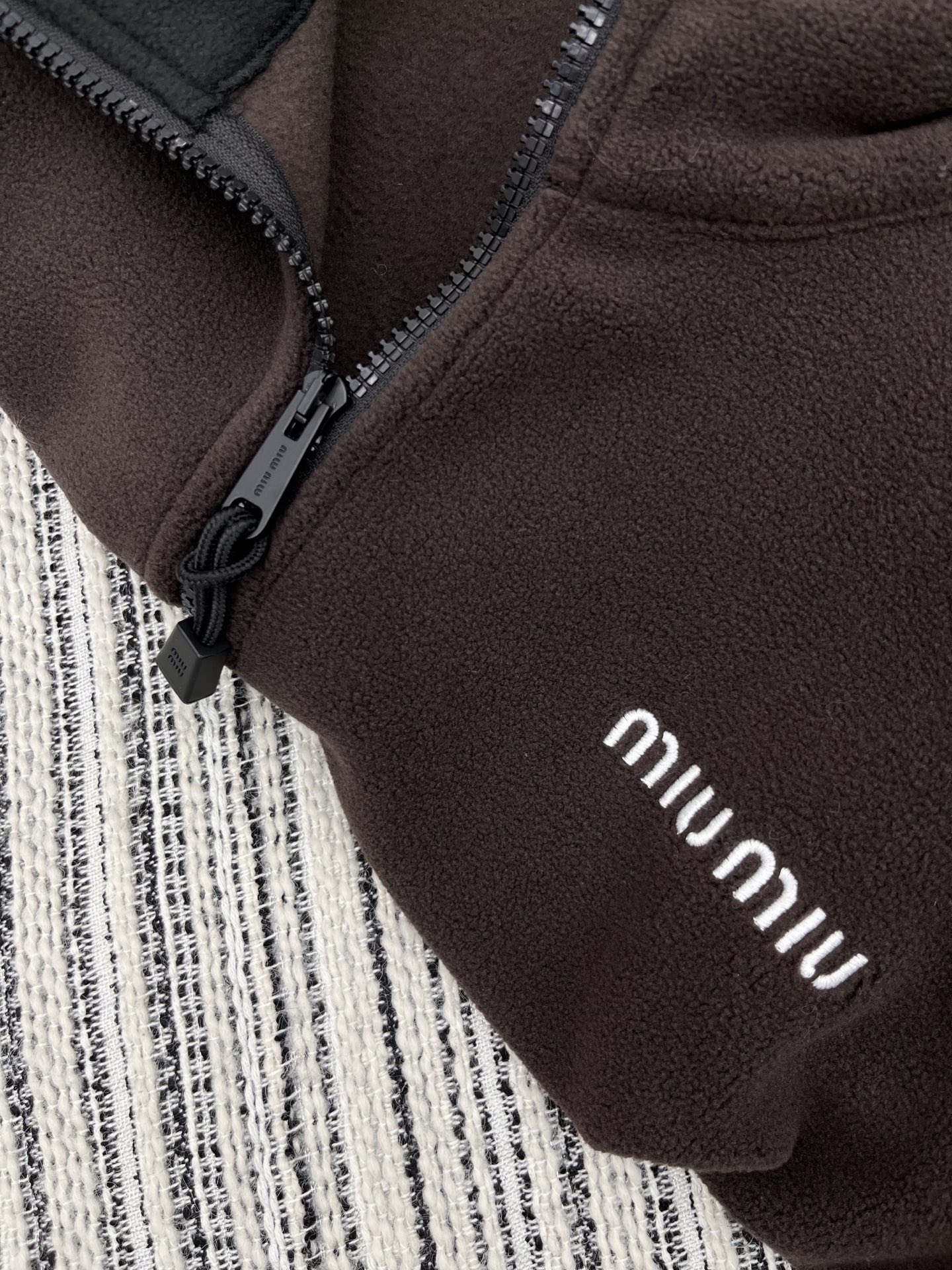 🛒𝐍𝐄𝐖 · 𝟐𝟎𝟐5/爆款现货

【原版定制】   Miu Mi*｜25新款抽绳摇粒绒撞色立领外套
爆