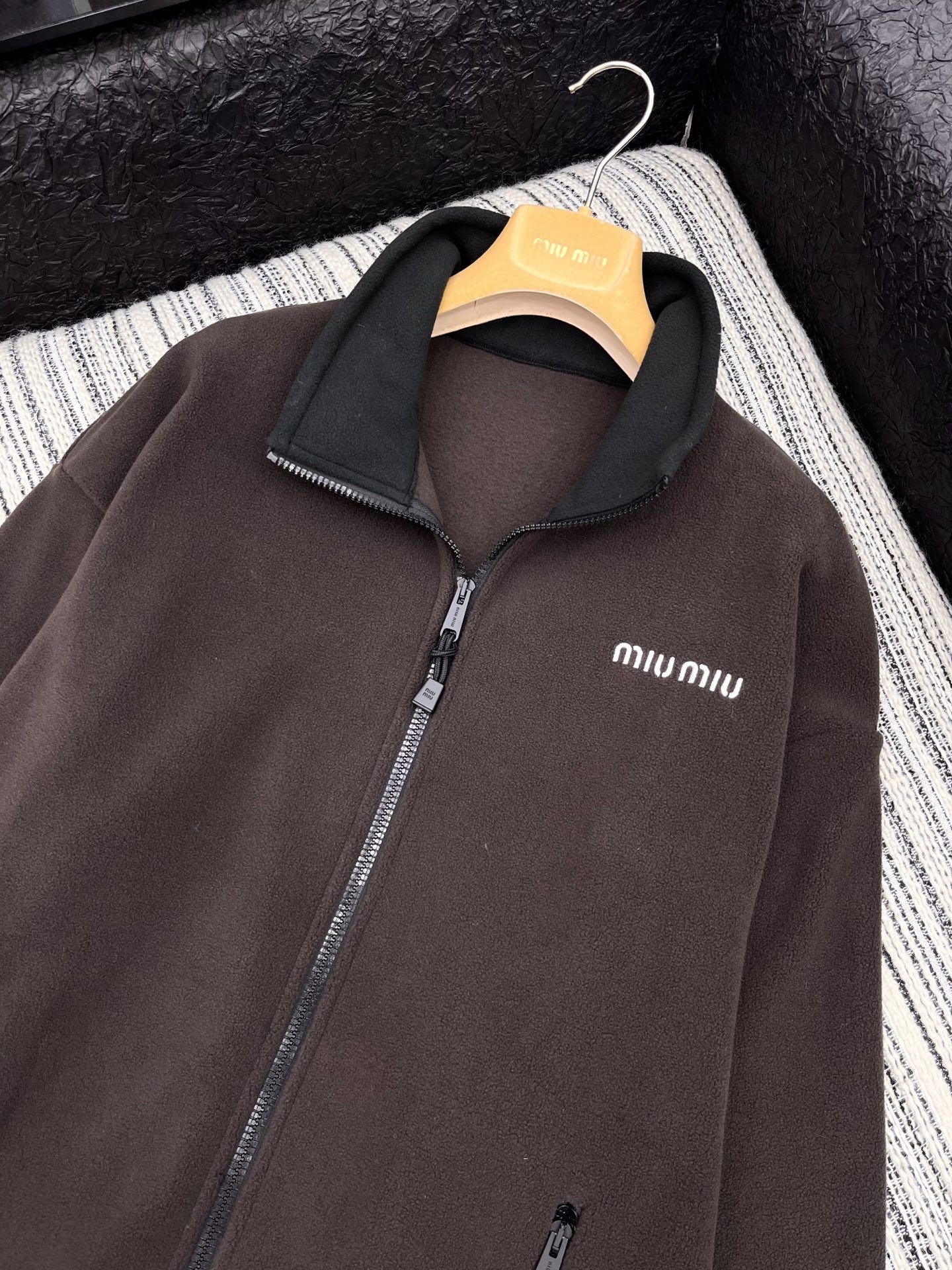 🛒𝐍𝐄𝐖 · 𝟐𝟎𝟐5/爆款现货

【原版定制】   Miu Mi*｜25新款抽绳摇粒绒撞色立领外套
爆