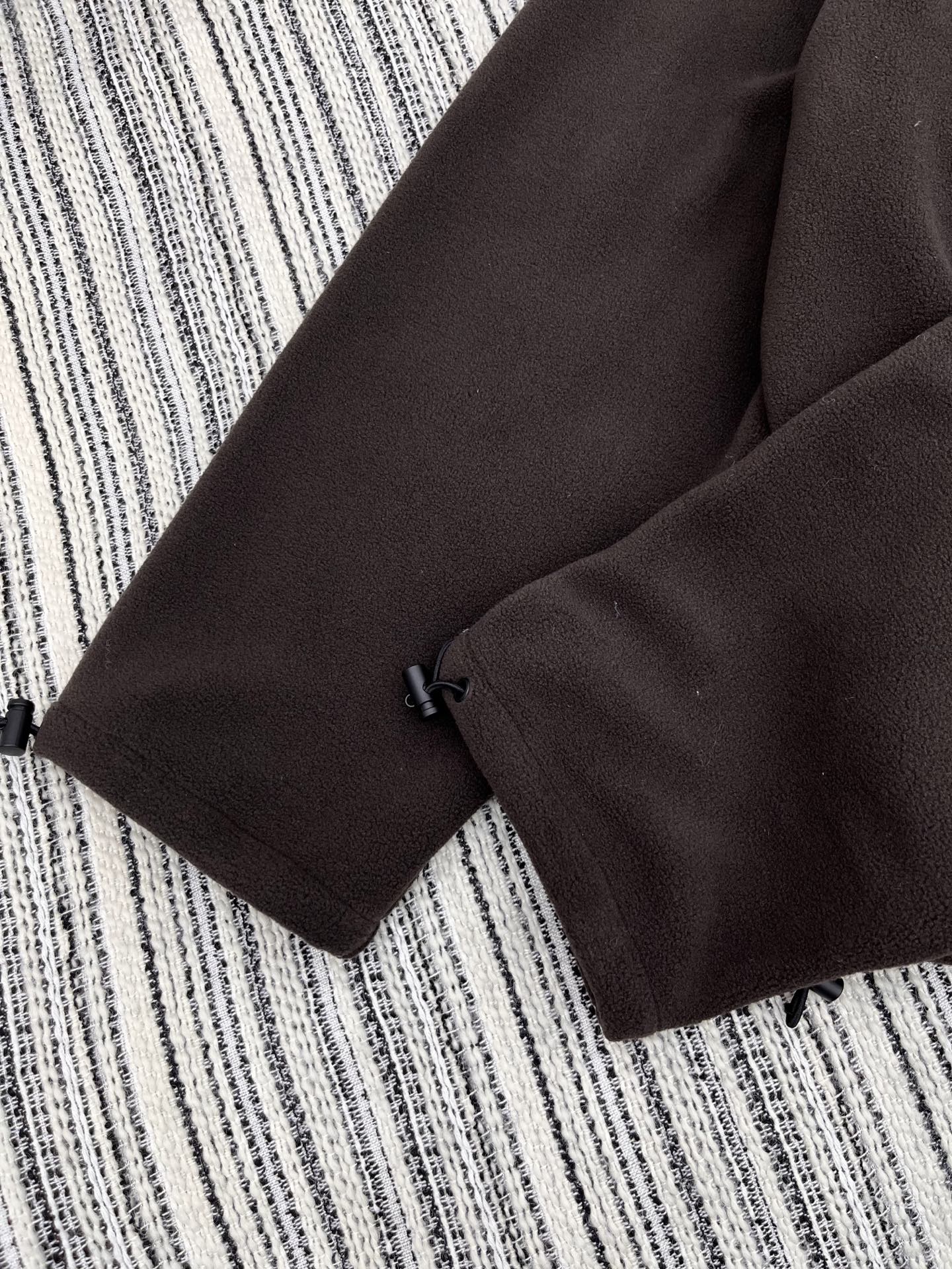 🛒𝐍𝐄𝐖 · 𝟐𝟎𝟐5/爆款现货

【原版定制】   Miu Mi*｜25新款抽绳摇粒绒撞色立领外套
爆