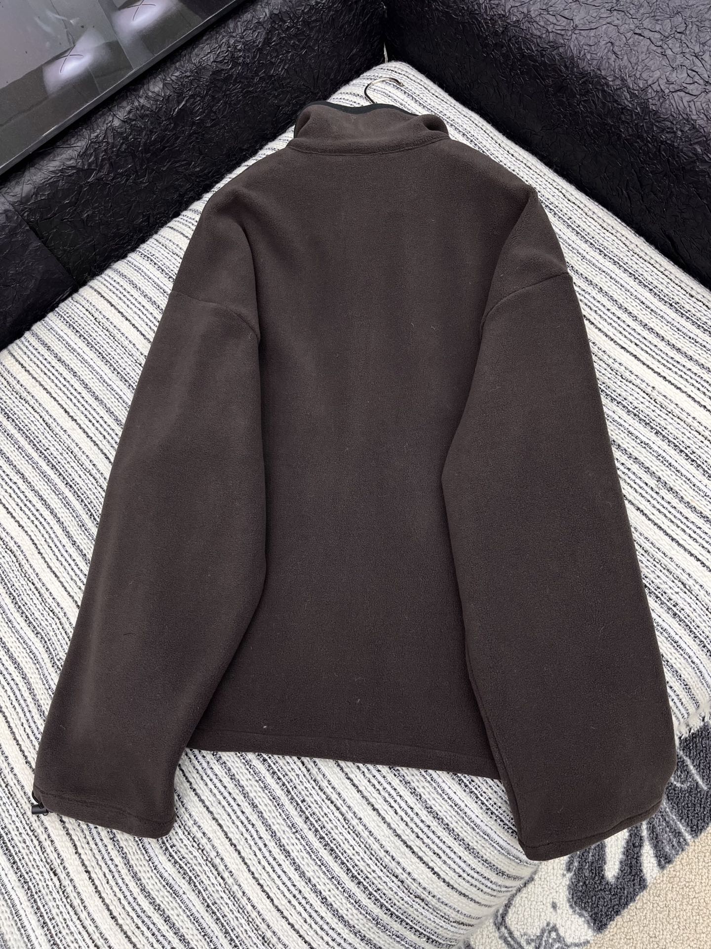 🛒𝐍𝐄𝐖 · 𝟐𝟎𝟐5/爆款现货

【原版定制】   Miu Mi*｜25新款抽绳摇粒绒撞色立领外套
爆