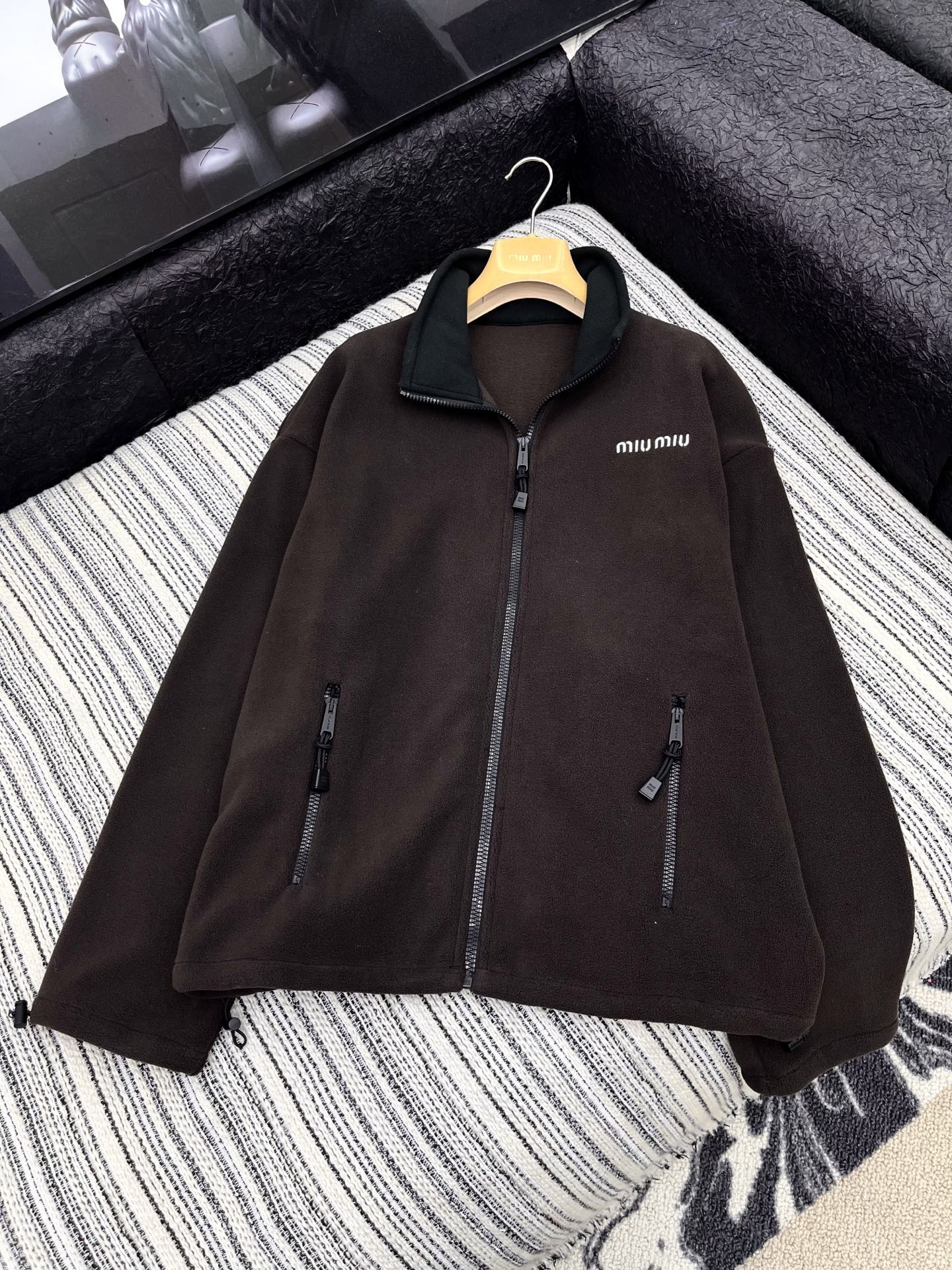 🛒𝐍𝐄𝐖 · 𝟐𝟎𝟐5/爆款现货

【原版定制】   Miu Mi*｜25新款抽绳摇粒绒撞色立领外套
爆