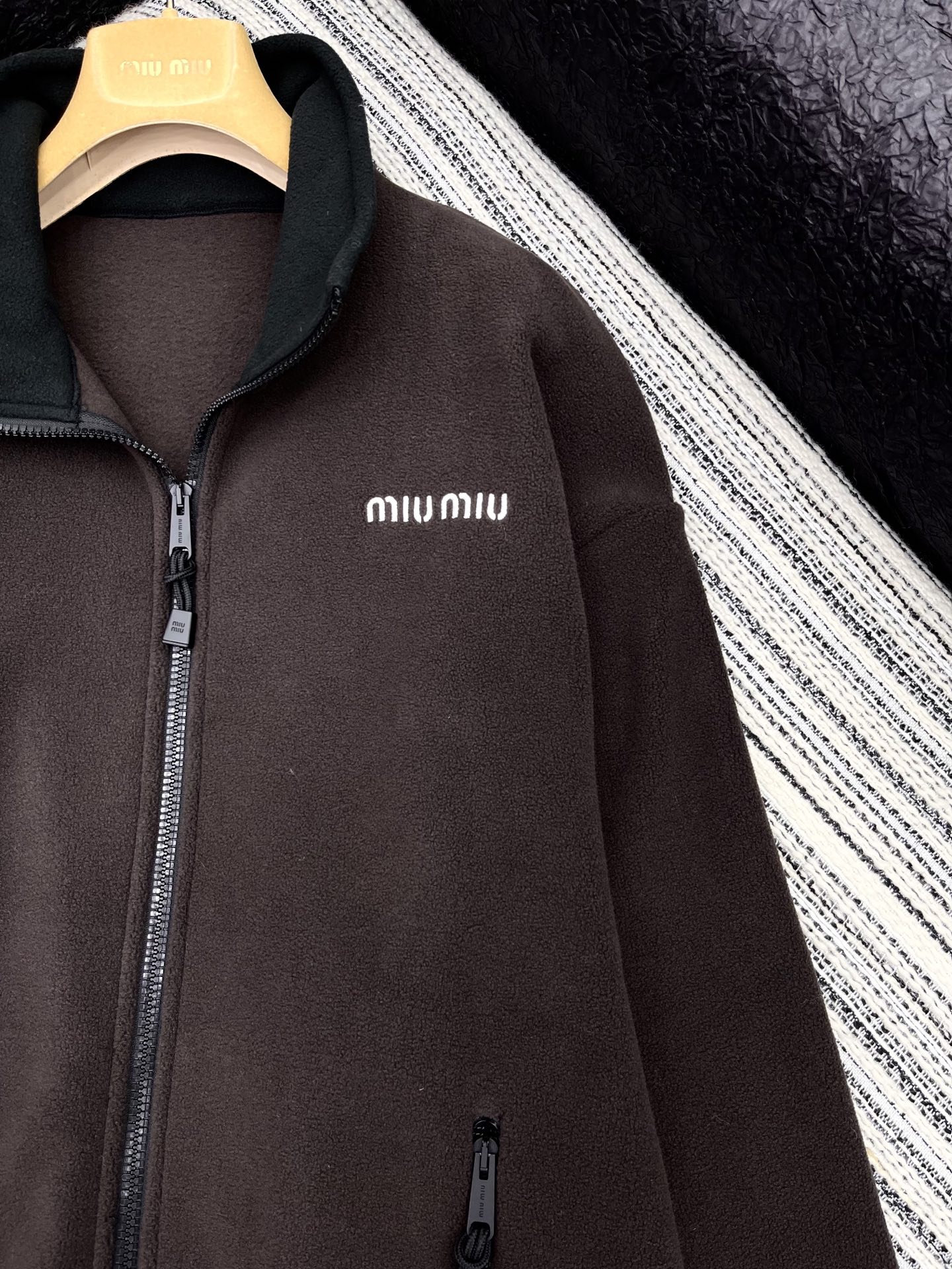 🛒𝐍𝐄𝐖 · 𝟐𝟎𝟐5/爆款现货

【原版定制】   Miu Mi*｜25新款抽绳摇粒绒撞色立领外套
爆