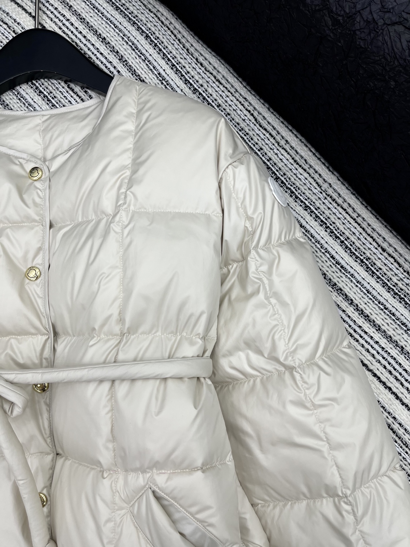 🛒𝐍𝐄𝐖 · 𝟐𝟎𝟐5/爆款现货

原单品质  Mon*｜25秋冬新品羽绒服外套
面包服设计 90鹅绒 
