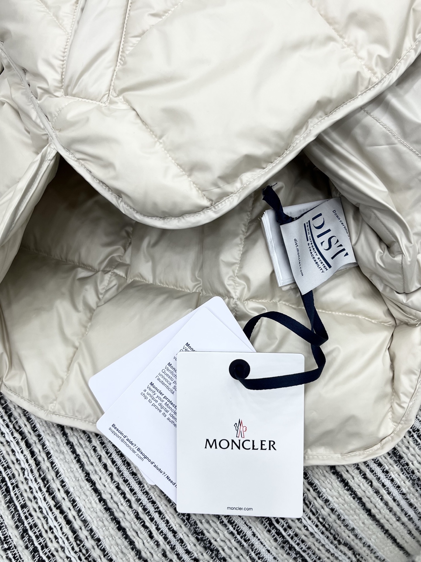 🛒𝐍𝐄𝐖 · 𝟐𝟎𝟐5/爆款现货

原单品质  Mon*｜25秋冬新品羽绒服外套
面包服设计 90鹅绒 