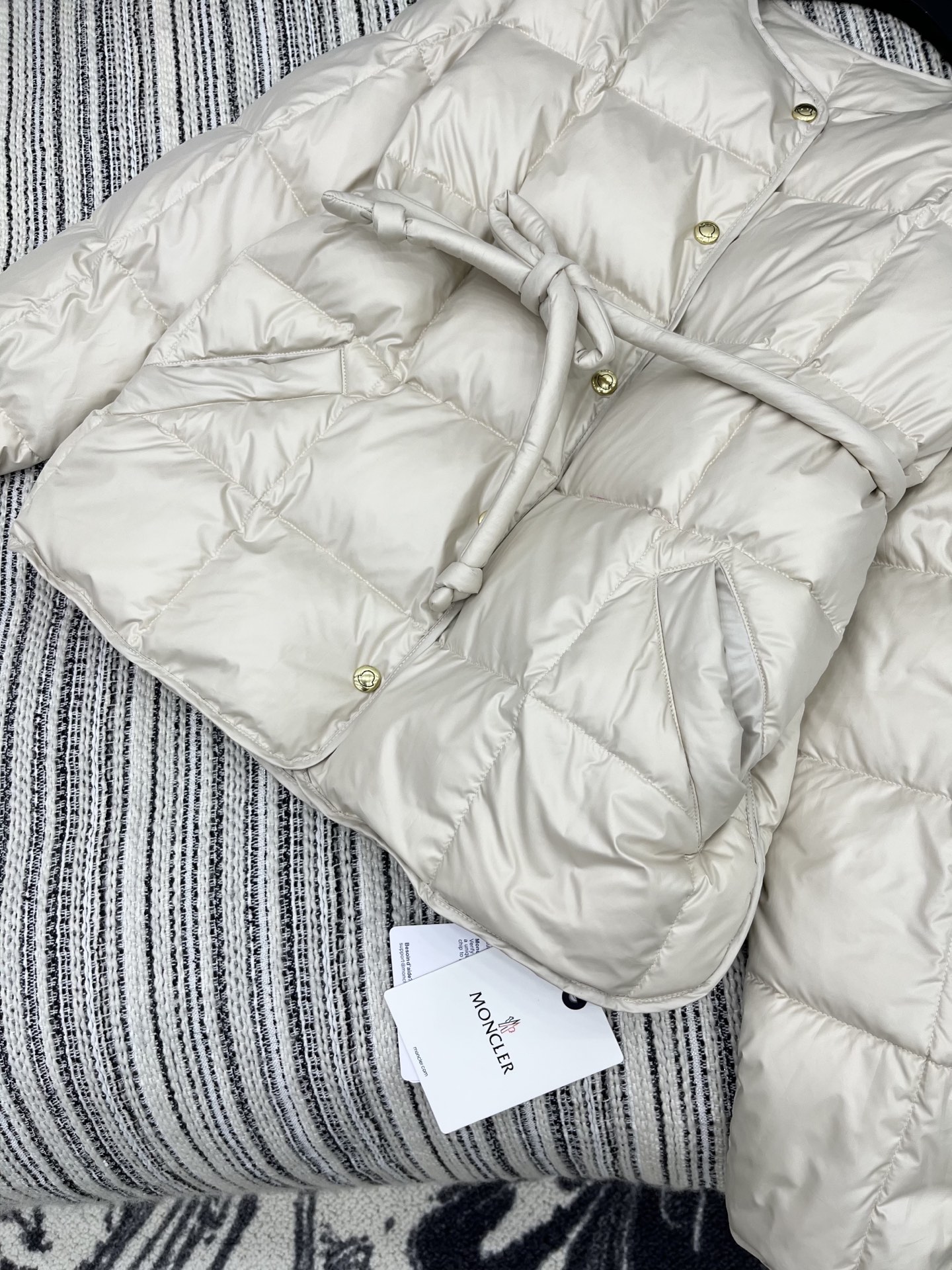🛒𝐍𝐄𝐖 · 𝟐𝟎𝟐5/爆款现货

原单品质  Mon*｜25秋冬新品羽绒服外套
面包服设计 90鹅绒 
