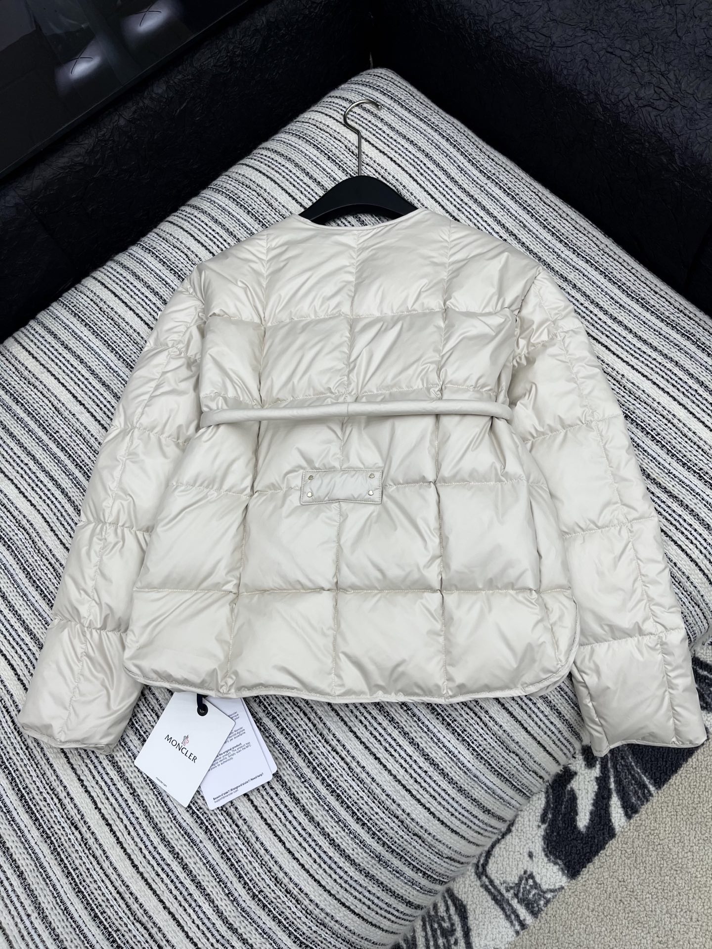 🛒𝐍𝐄𝐖 · 𝟐𝟎𝟐5/爆款现货

原单品质  Mon*｜25秋冬新品羽绒服外套
面包服设计 90鹅绒 