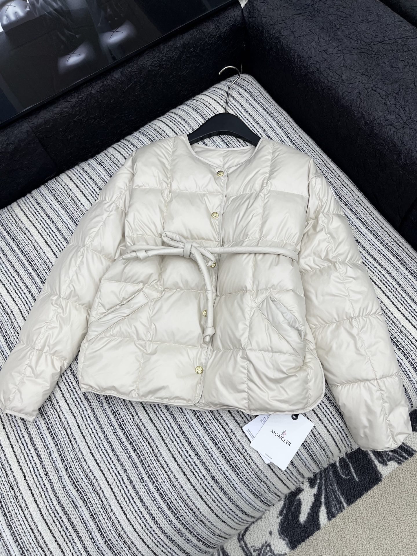🛒𝐍𝐄𝐖 · 𝟐𝟎𝟐5/爆款现货

原单品质  Mon*｜25秋冬新品羽绒服外套
面包服设计 90鹅绒 