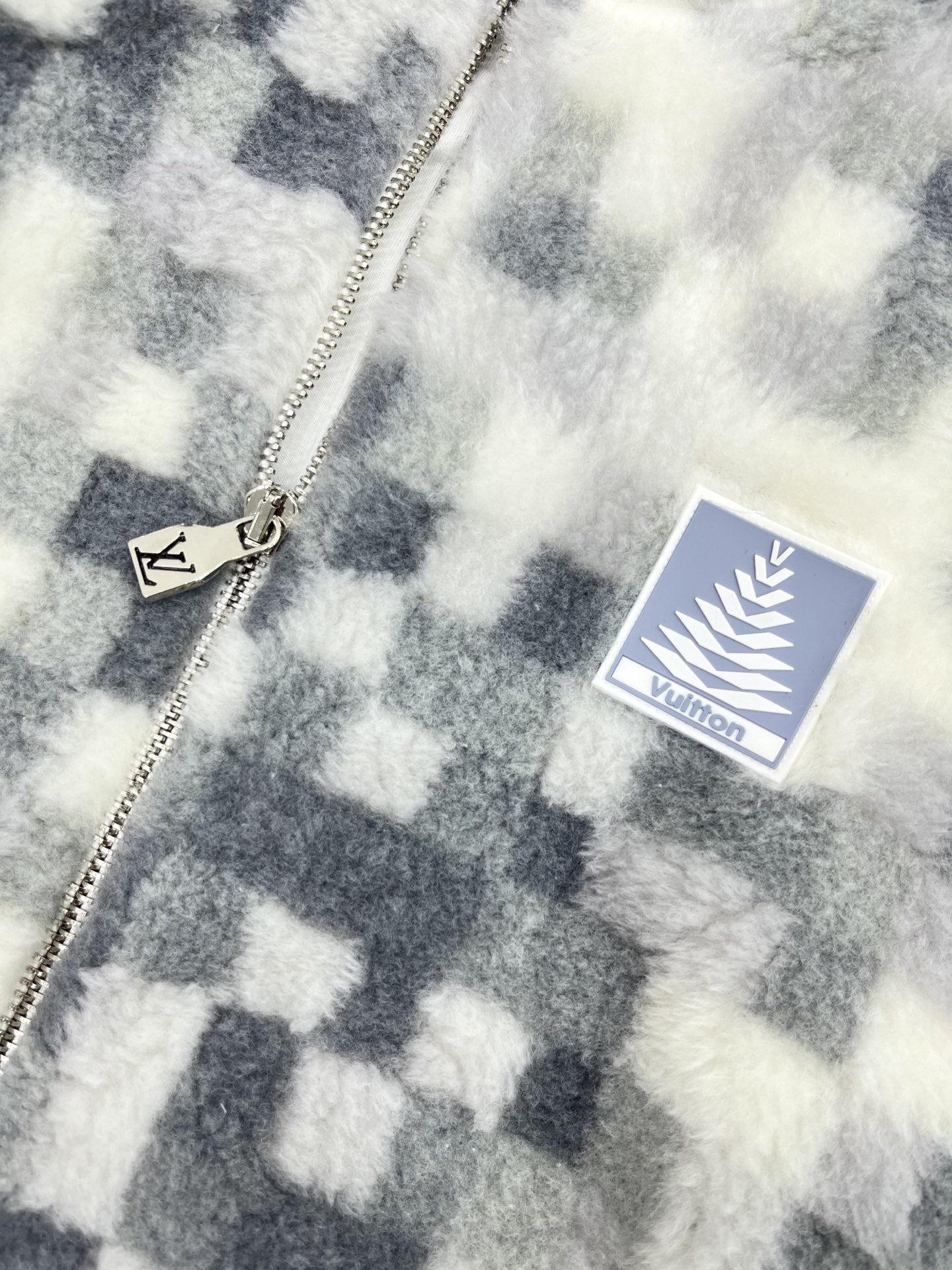 🛒𝐍𝐄𝐖 · 𝟐𝟎𝟐5/爆款现货

【原版定制】   Lv*｜25新款棋盘格羊羔毛拉链外套
爆单款  气