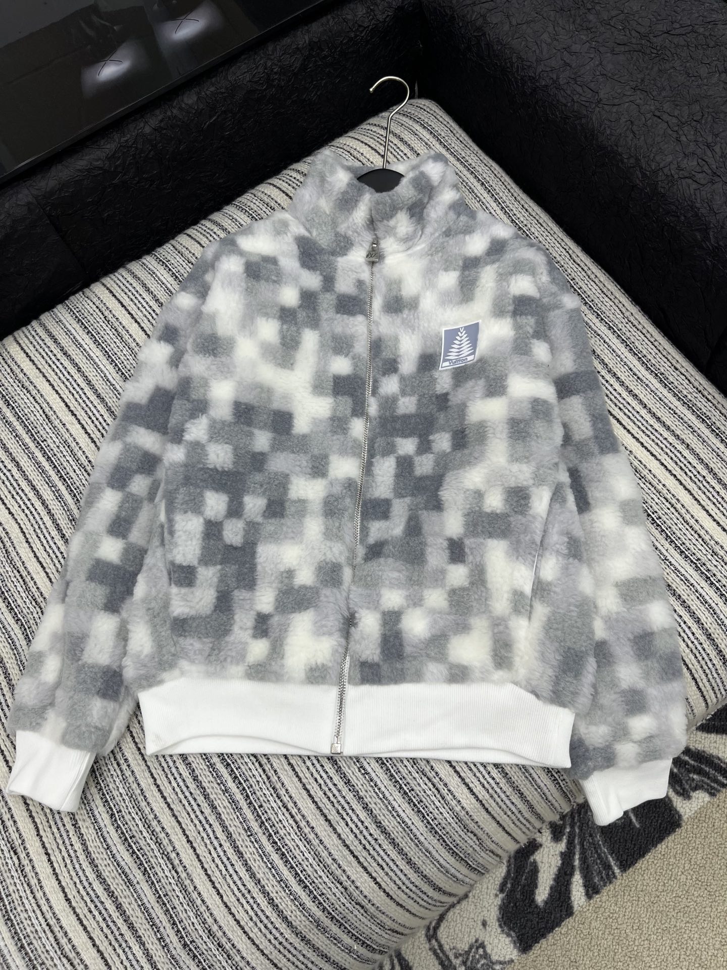 🛒𝐍𝐄𝐖 · 𝟐𝟎𝟐5/爆款现货

【原版定制】   Lv*｜25新款棋盘格羊羔毛拉链外套
爆单款  气