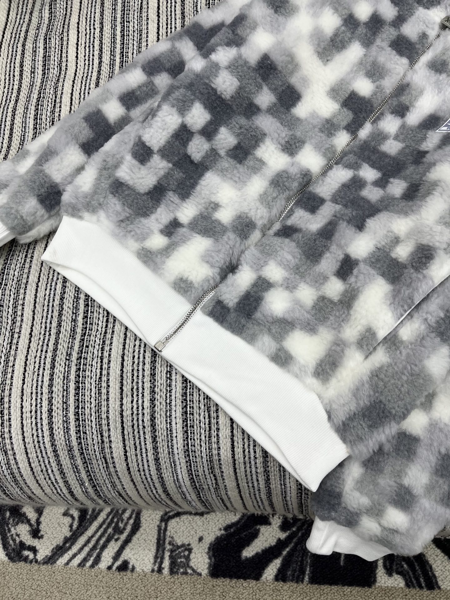 🛒𝐍𝐄𝐖 · 𝟐𝟎𝟐5/爆款现货

【原版定制】   Lv*｜25新款棋盘格羊羔毛拉链外套
爆单款  气
