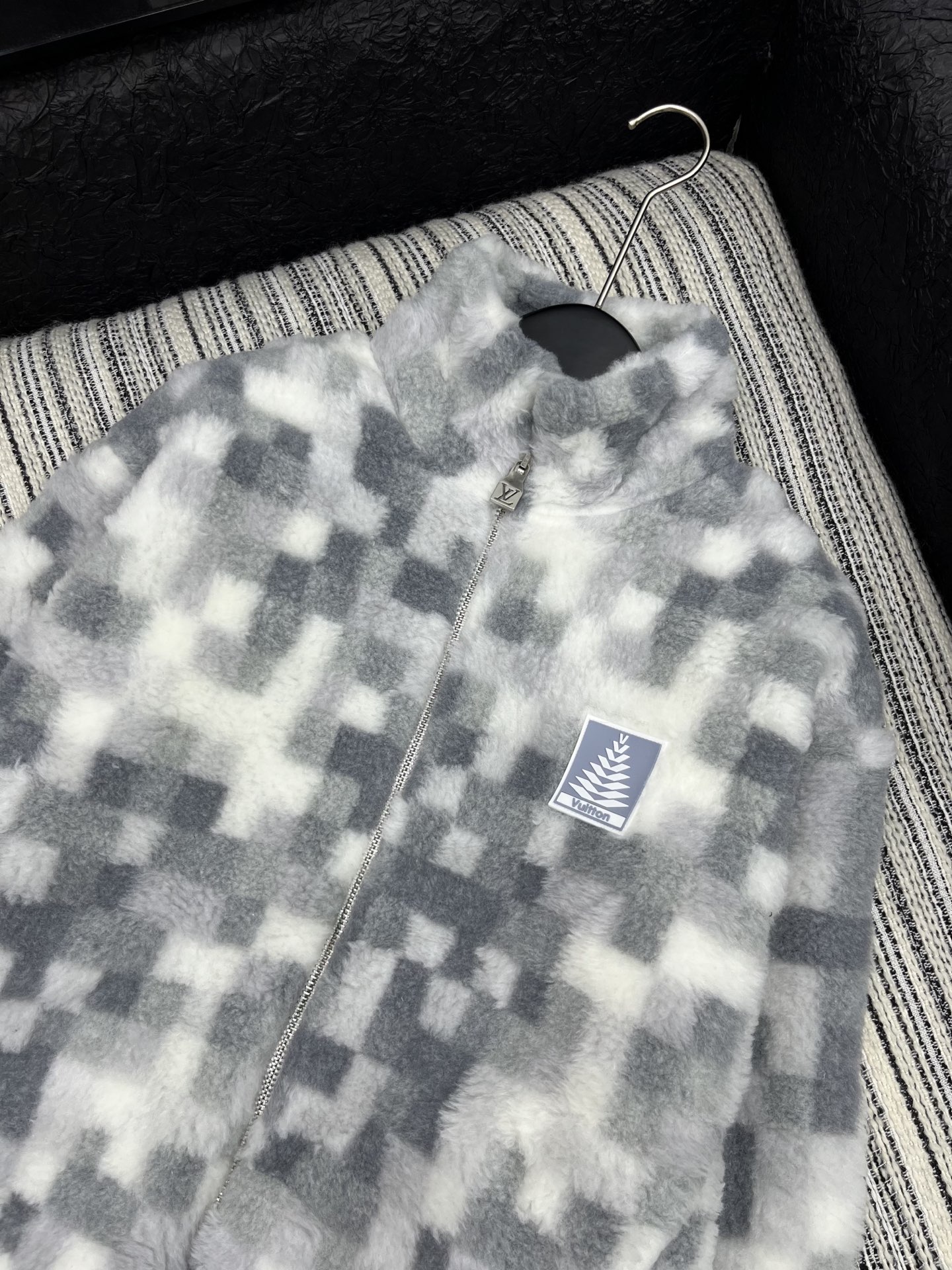 🛒𝐍𝐄𝐖 · 𝟐𝟎𝟐5/爆款现货

【原版定制】   Lv*｜25新款棋盘格羊羔毛拉链外套
爆单款  气