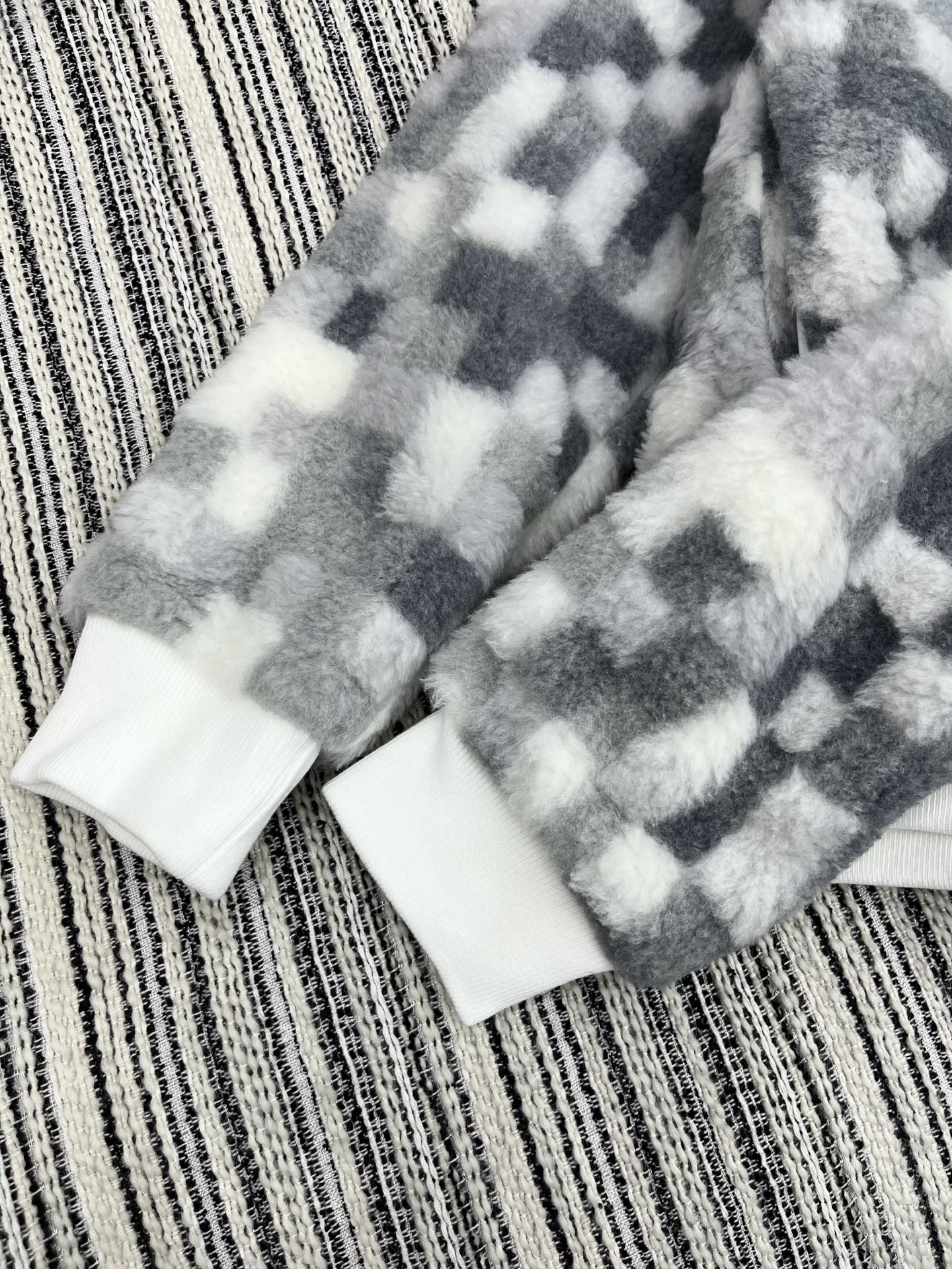 🛒𝐍𝐄𝐖 · 𝟐𝟎𝟐5/爆款现货

【原版定制】   Lv*｜25新款棋盘格羊羔毛拉链外套
爆单款  气