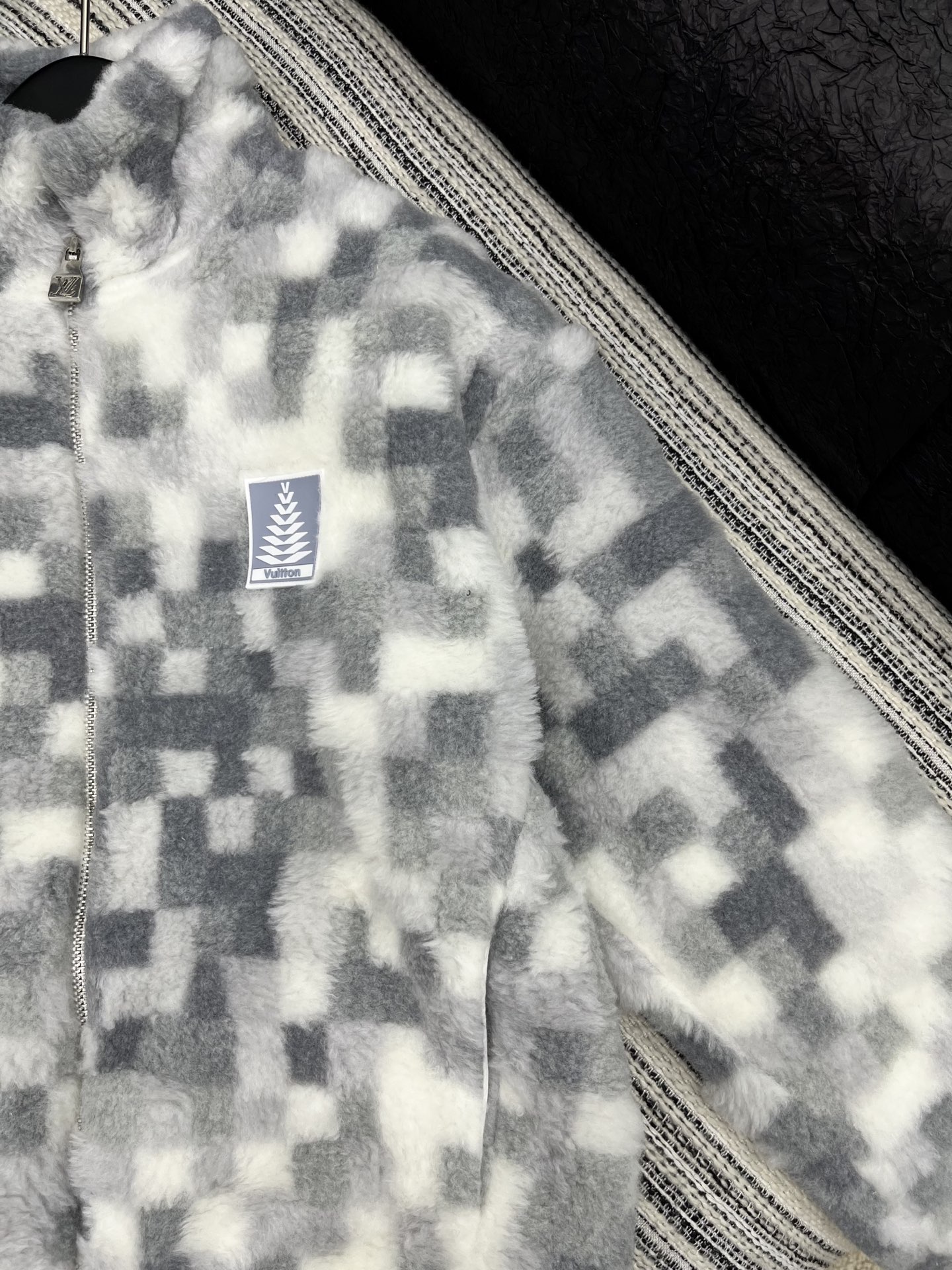 🛒𝐍𝐄𝐖 · 𝟐𝟎𝟐5/爆款现货

【原版定制】   Lv*｜25新款棋盘格羊羔毛拉链外套
爆单款  气