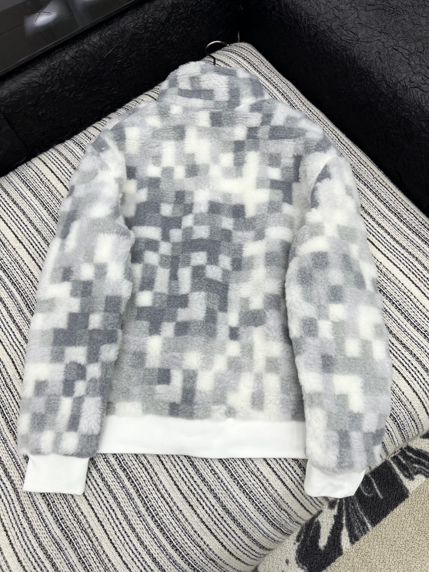 🛒𝐍𝐄𝐖 · 𝟐𝟎𝟐5/爆款现货

【原版定制】   Lv*｜25新款棋盘格羊羔毛拉链外套
爆单款  气