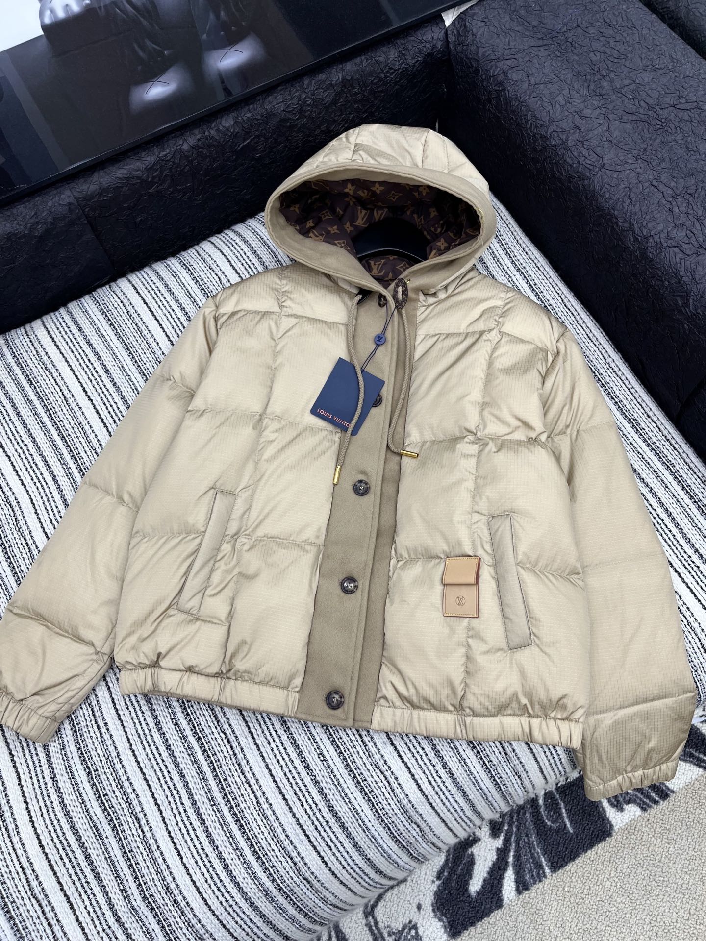 🛒𝐍𝐄𝐖 · 𝟐𝟎𝟐5/爆款现货

原单品质 Lv｜25秋冬呢料拼接带帽羽绒外套
极简主义设计高级又时髦