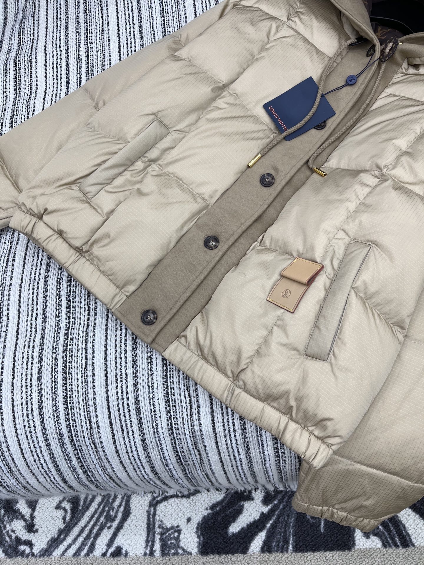 🛒𝐍𝐄𝐖 · 𝟐𝟎𝟐5/爆款现货

原单品质 Lv｜25秋冬呢料拼接带帽羽绒外套
极简主义设计高级又时髦