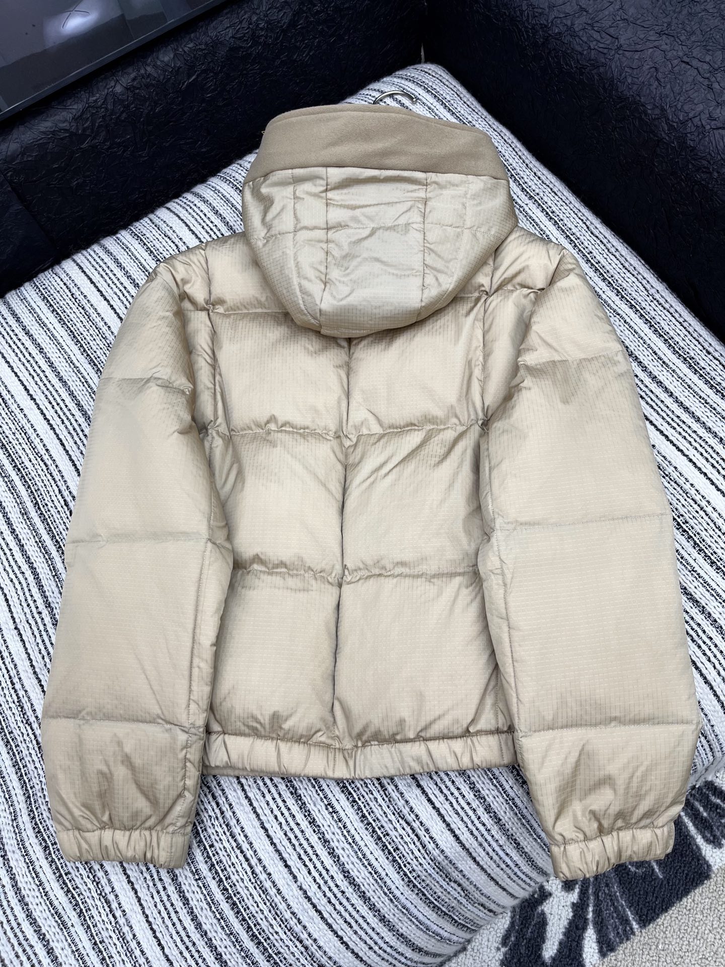 🛒𝐍𝐄𝐖 · 𝟐𝟎𝟐5/爆款现货

原单品质 Lv｜25秋冬呢料拼接带帽羽绒外套
极简主义设计高级又时髦