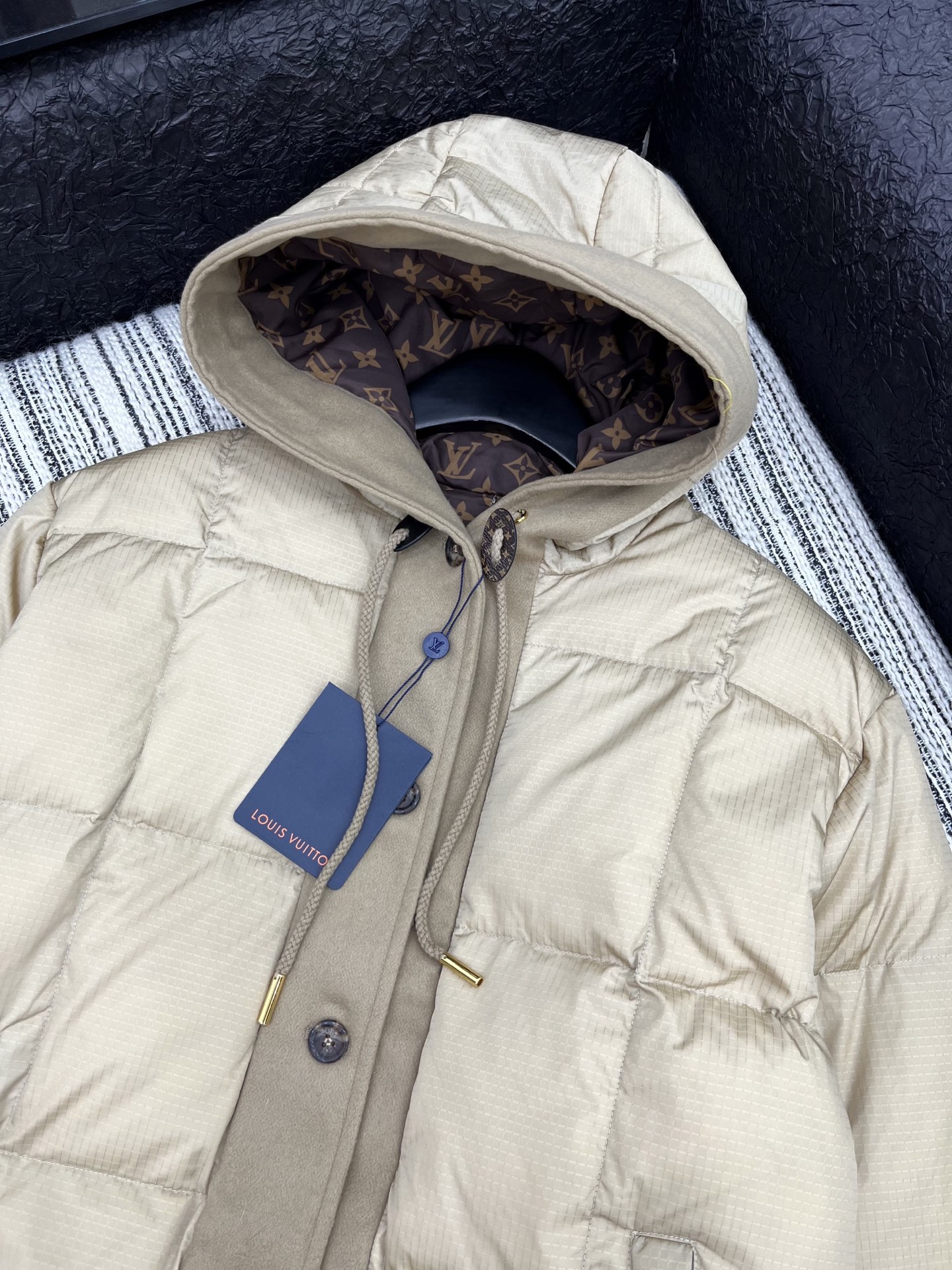 🛒𝐍𝐄𝐖 · 𝟐𝟎𝟐5/爆款现货

原单品质 Lv｜25秋冬呢料拼接带帽羽绒外套
极简主义设计高级又时髦