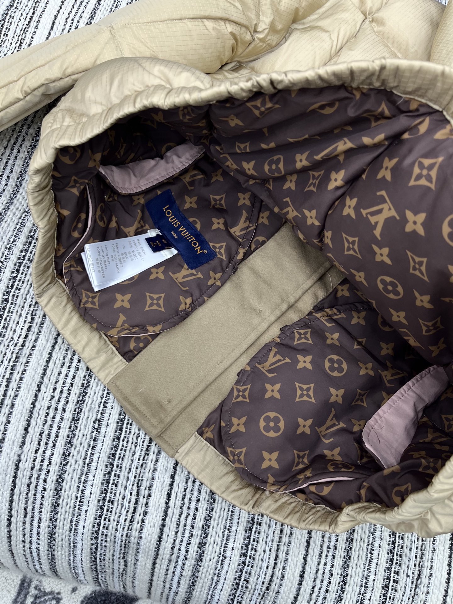 🛒𝐍𝐄𝐖 · 𝟐𝟎𝟐5/爆款现货

原单品质 Lv｜25秋冬呢料拼接带帽羽绒外套
极简主义设计高级又时髦