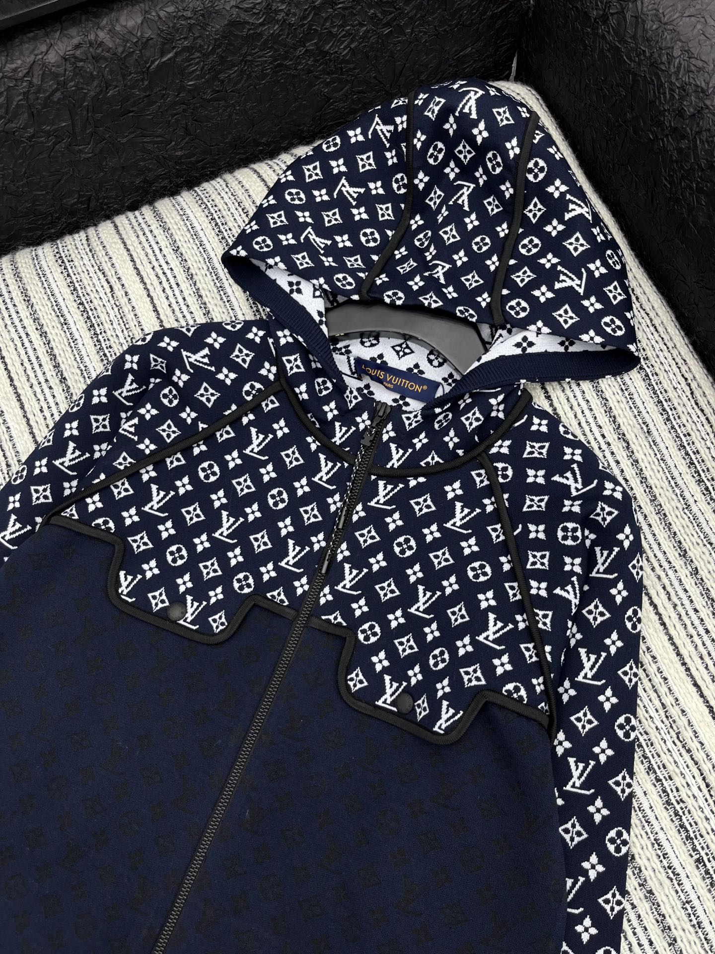 🛒𝐍𝐄𝐖 · 𝟐𝟎𝟐5/爆款现货

原单品质  Lv ｜25新品长袖拼接针织带帽开衫
气质百搭撞色系 精