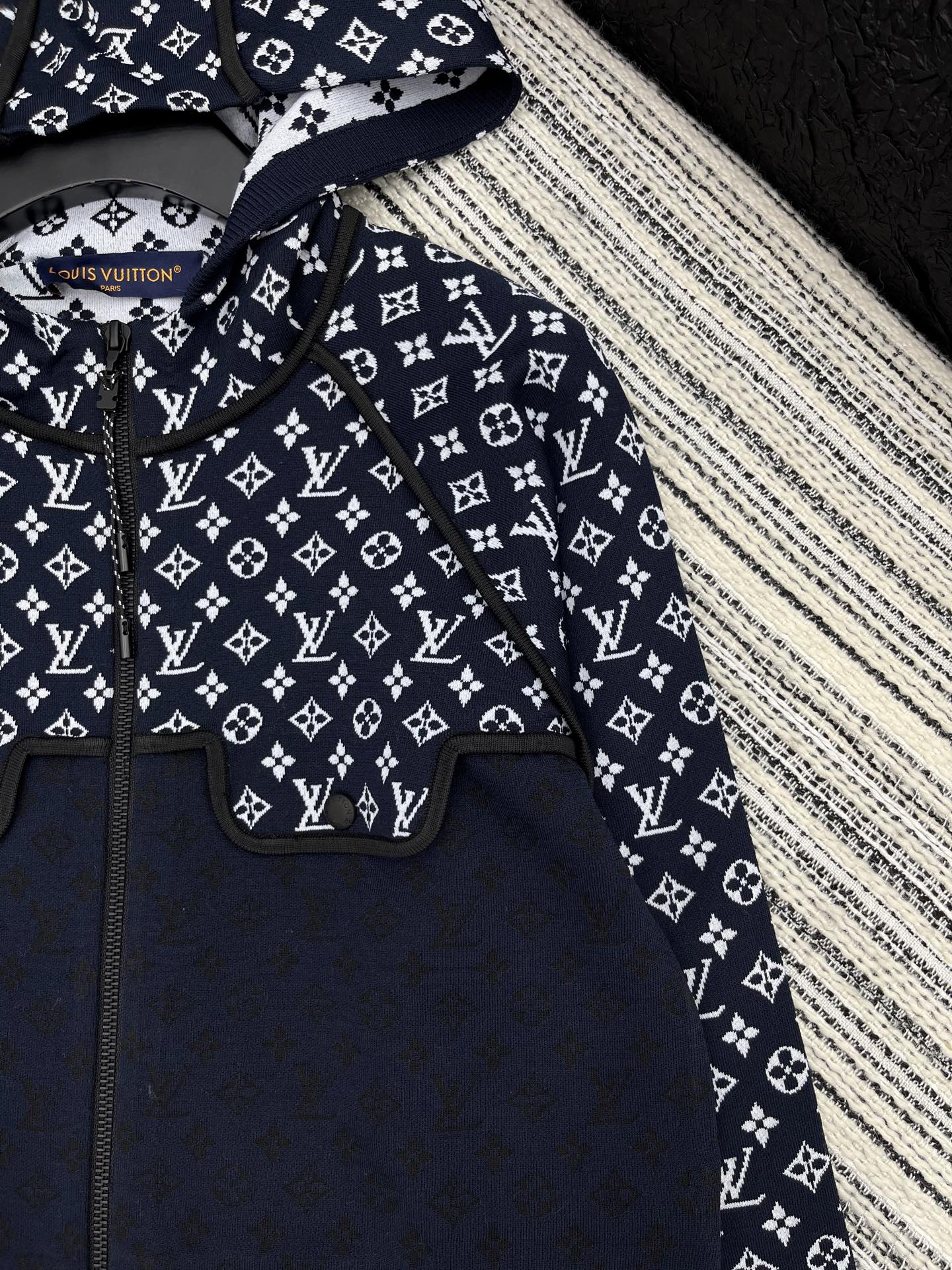 🛒𝐍𝐄𝐖 · 𝟐𝟎𝟐5/爆款现货

原单品质  Lv ｜25新品长袖拼接针织带帽开衫
气质百搭撞色系 精