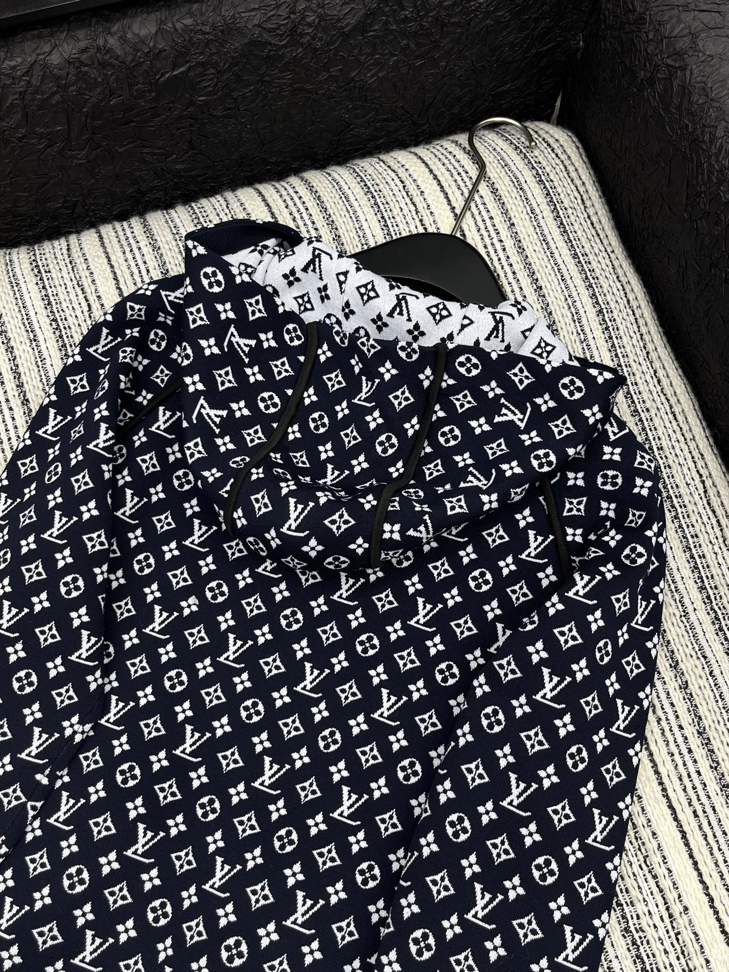 🛒𝐍𝐄𝐖 · 𝟐𝟎𝟐5/爆款现货

原单品质  Lv ｜25新品长袖拼接针织带帽开衫
气质百搭撞色系 精