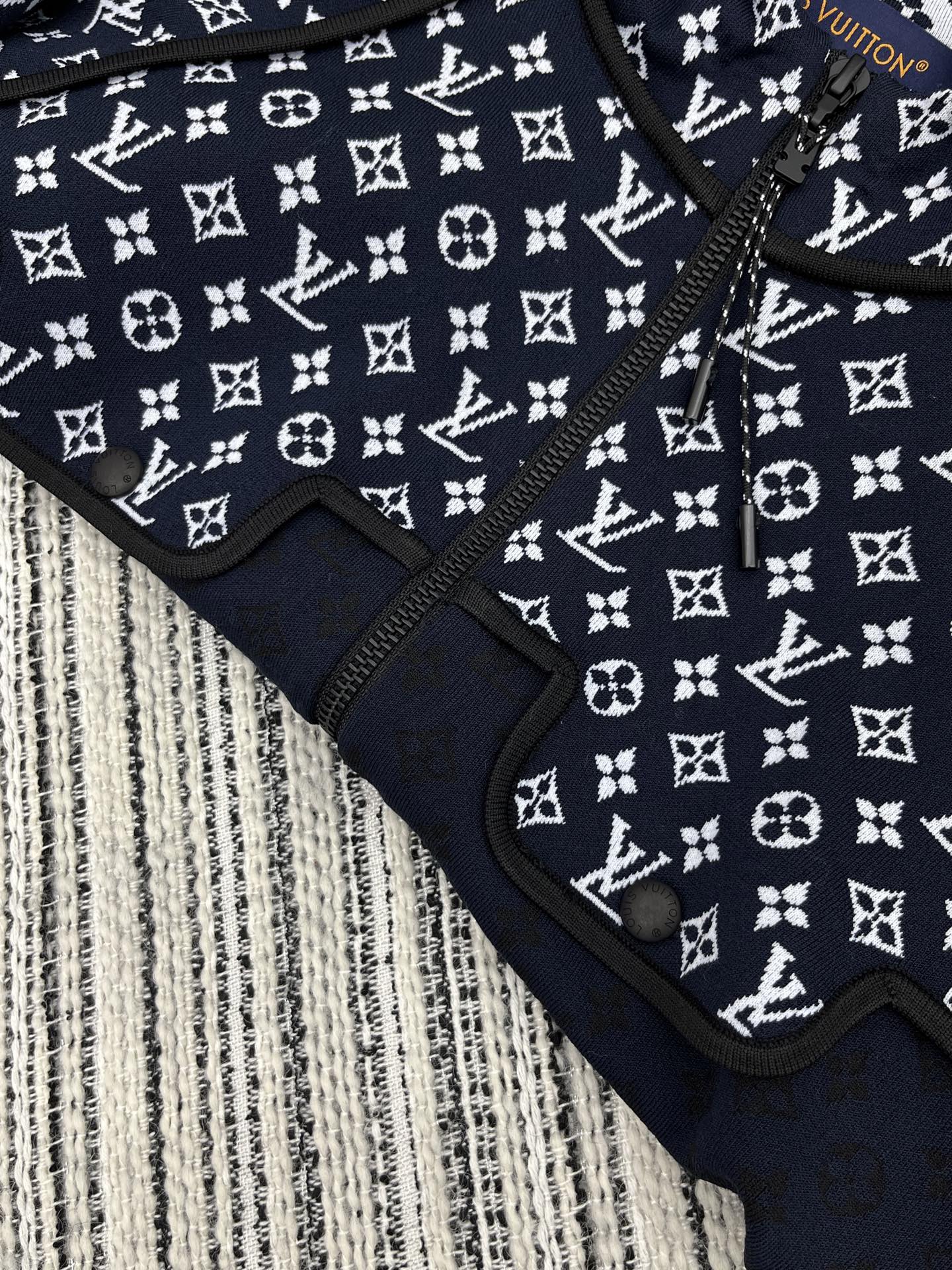 🛒𝐍𝐄𝐖 · 𝟐𝟎𝟐5/爆款现货

原单品质  Lv ｜25新品长袖拼接针织带帽开衫
气质百搭撞色系 精