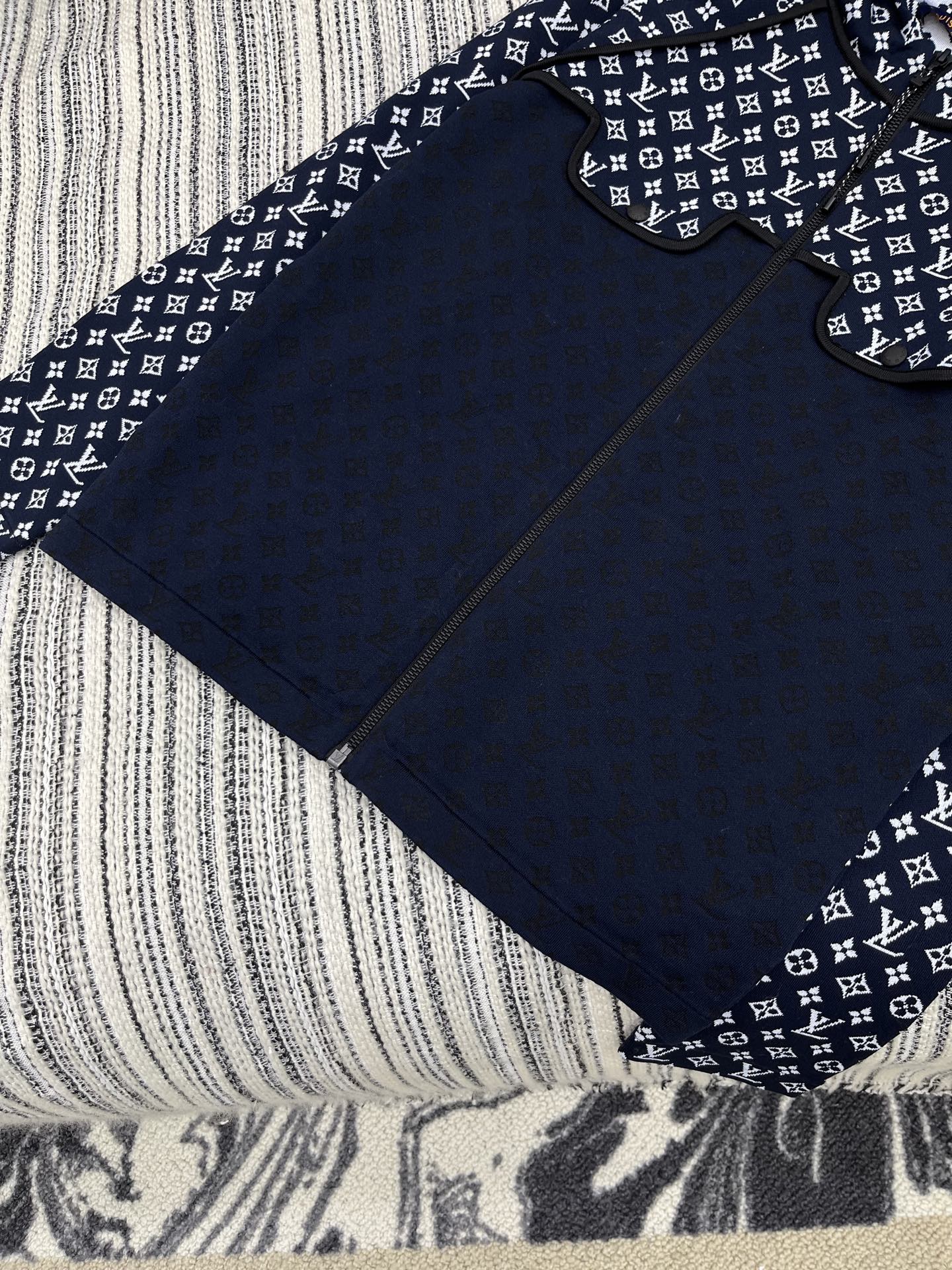 🛒𝐍𝐄𝐖 · 𝟐𝟎𝟐5/爆款现货

原单品质  Lv ｜25新品长袖拼接针织带帽开衫
气质百搭撞色系 精
