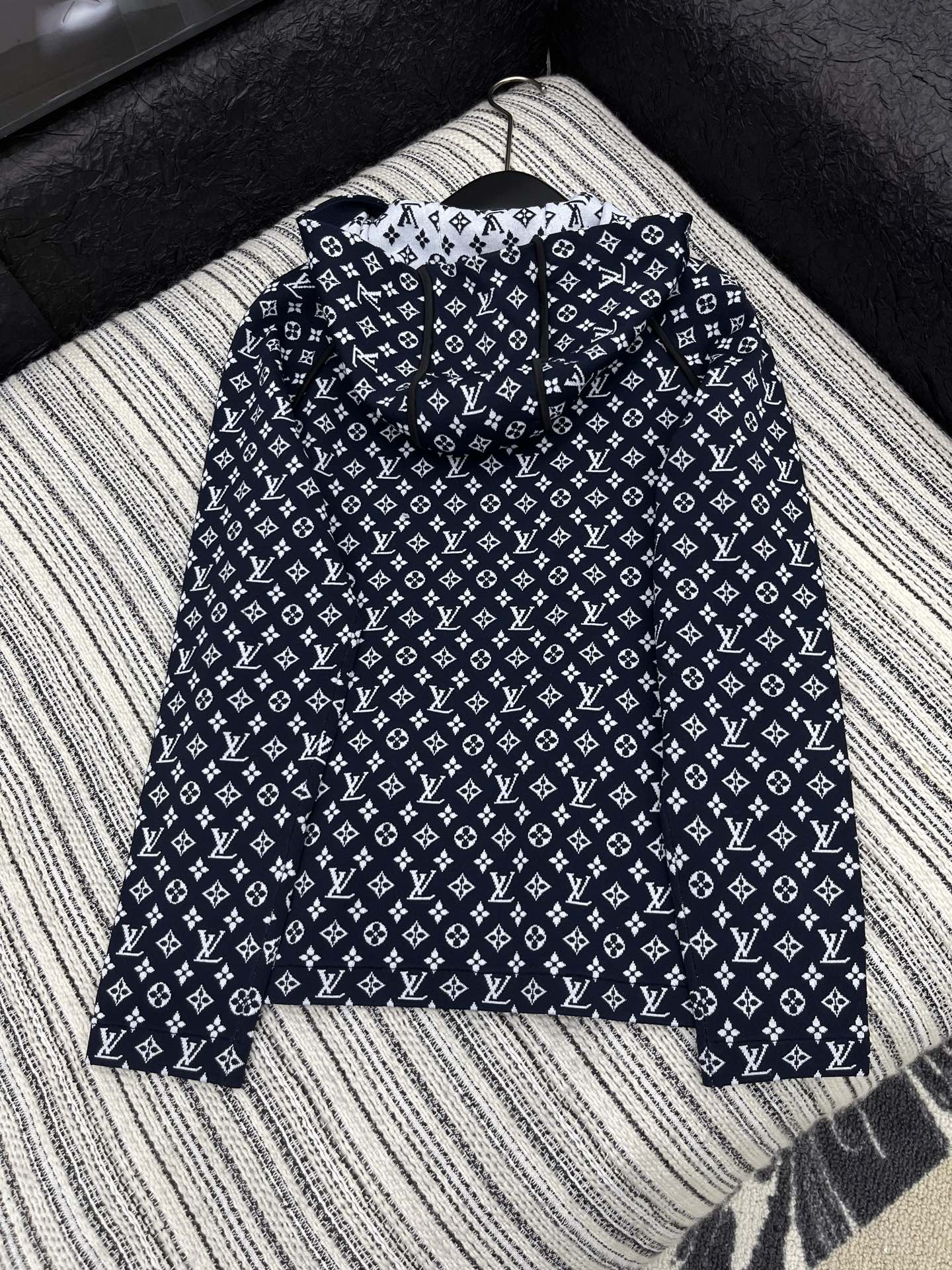 🛒𝐍𝐄𝐖 · 𝟐𝟎𝟐5/爆款现货

原单品质  Lv ｜25新品长袖拼接针织带帽开衫
气质百搭撞色系 精