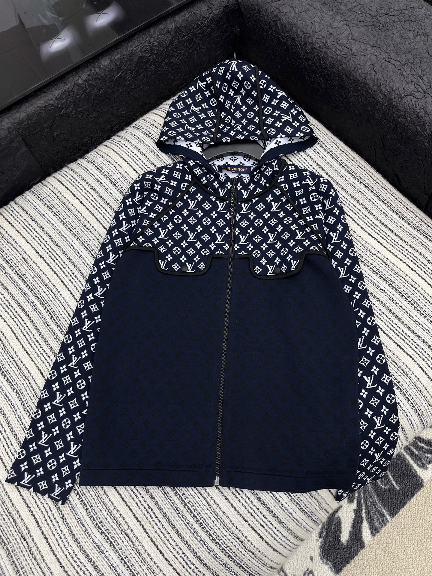 🛒𝐍𝐄𝐖 · 𝟐𝟎𝟐5/爆款现货

原单品质  Lv ｜25新品长袖拼接针织带帽开衫
气质百搭撞色系 精