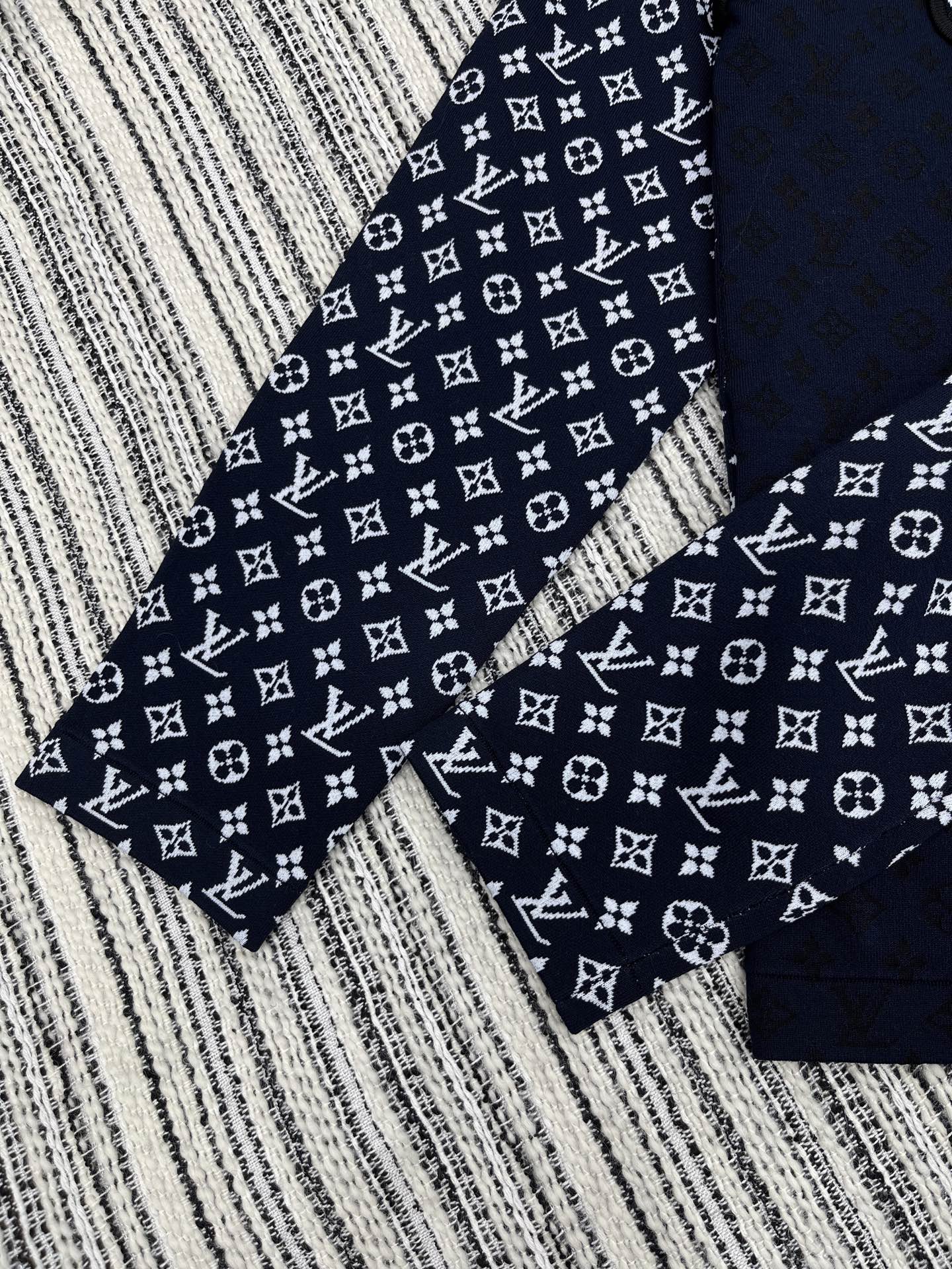 🛒𝐍𝐄𝐖 · 𝟐𝟎𝟐5/爆款现货

原单品质  Lv ｜25新品长袖拼接针织带帽开衫
气质百搭撞色系 精