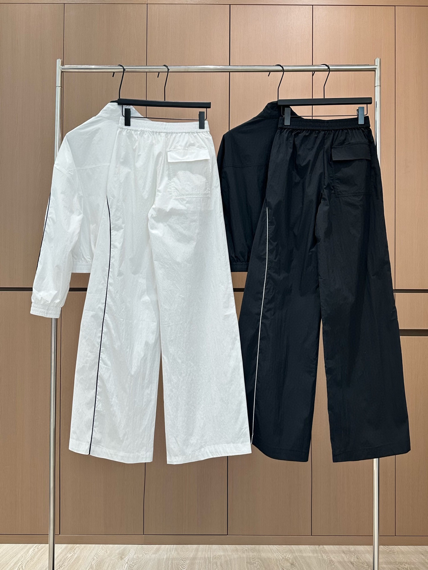 🛒𝐍𝐄𝐖 · 𝟐𝟎𝟐5/爆款现货

设计师原创｜经典运动休闲套装
定制面料，撞色松紧腰下摆外套➕休闲松紧