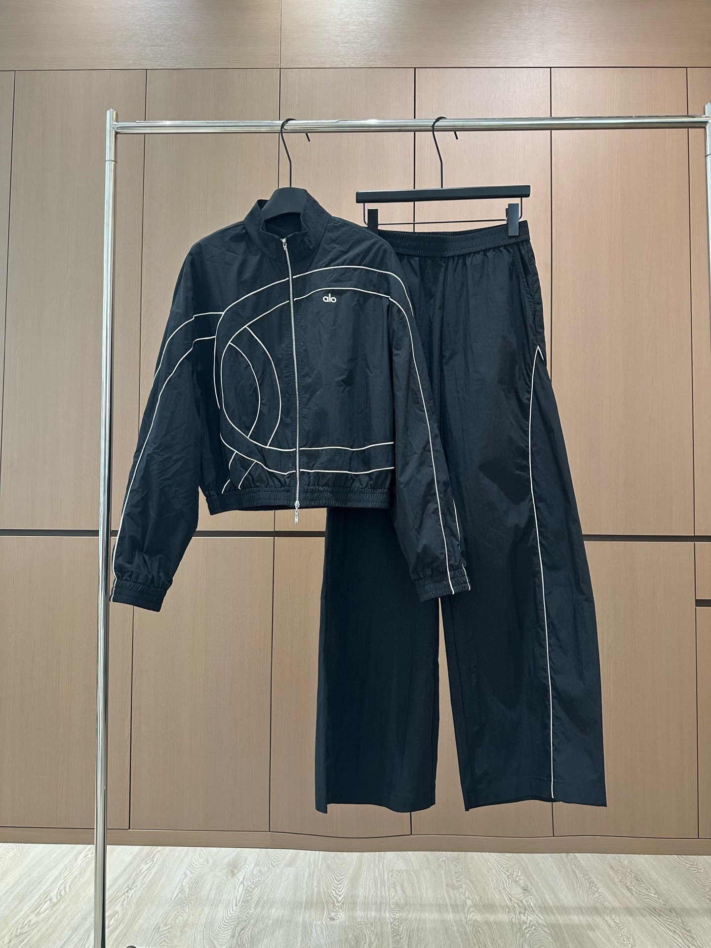 🛒𝐍𝐄𝐖 · 𝟐𝟎𝟐5/爆款现货

设计师原创｜经典运动休闲套装
定制面料，撞色松紧腰下摆外套➕休闲松紧