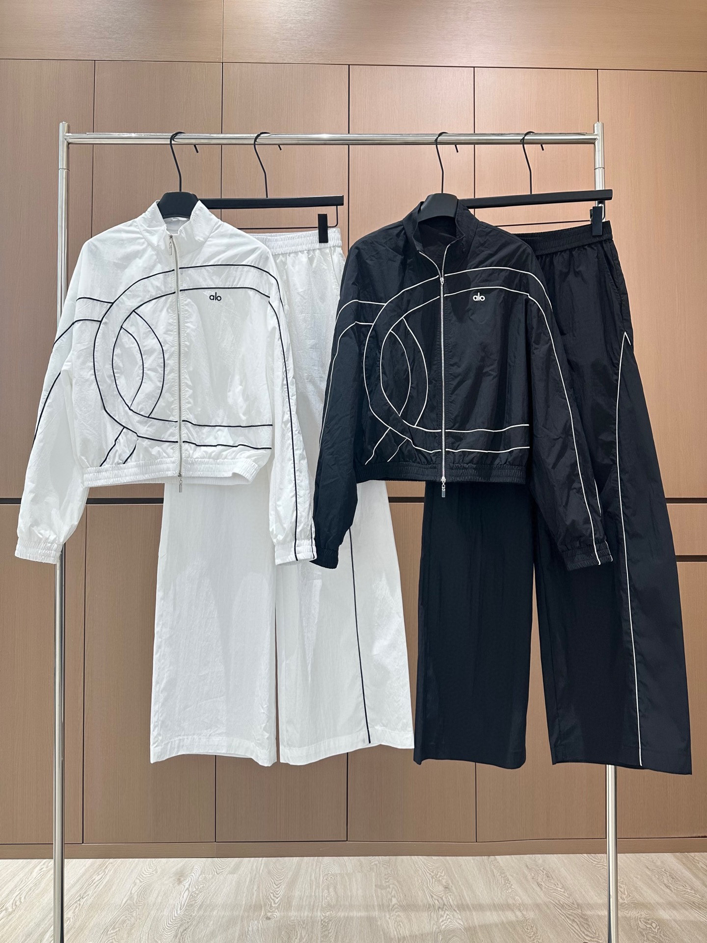 🛒𝐍𝐄𝐖 · 𝟐𝟎𝟐5/爆款现货

设计师原创｜经典运动休闲套装
定制面料，撞色松紧腰下摆外套➕休闲松紧