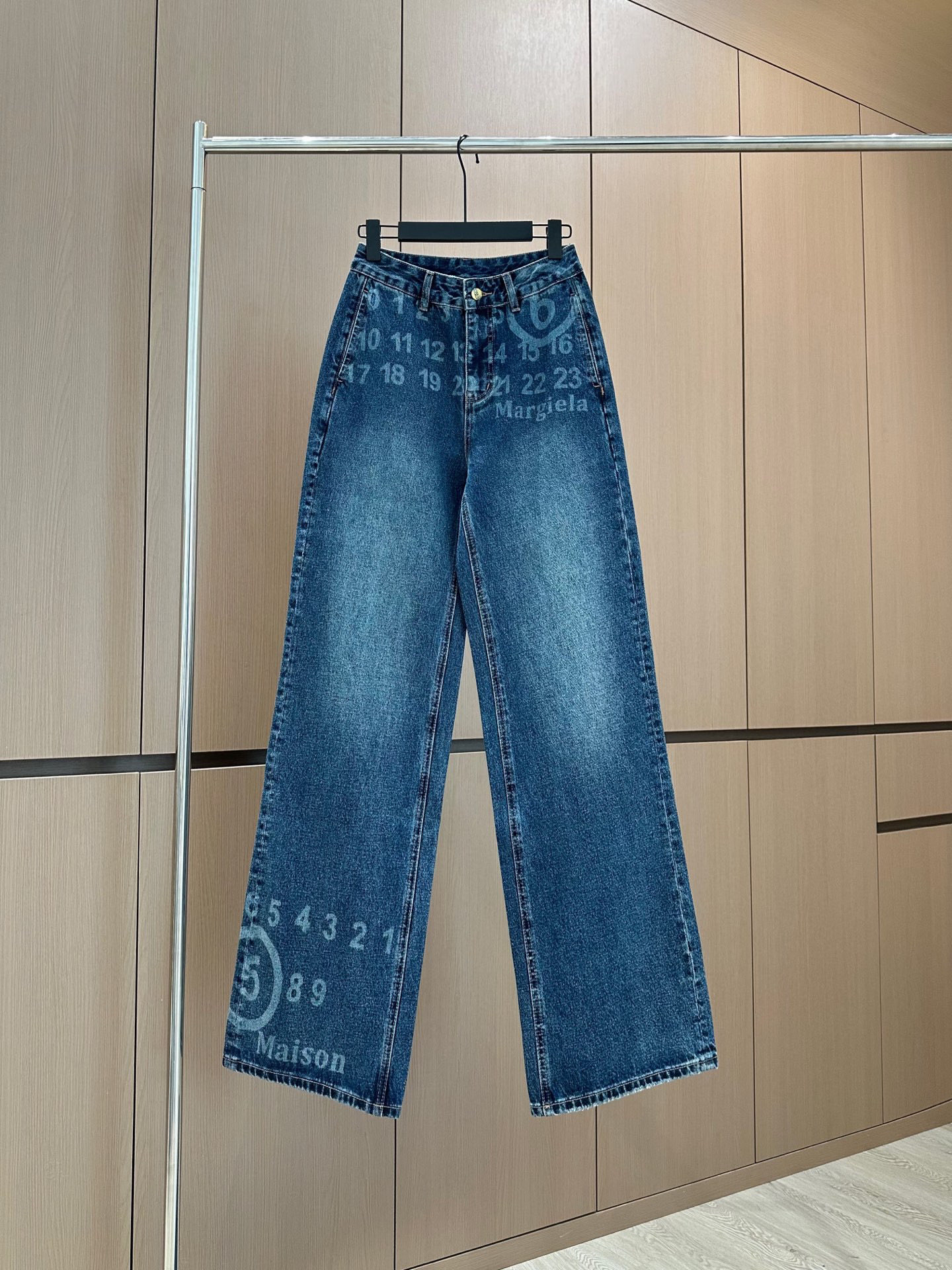 🛒𝐍𝐄𝐖 · 𝟐𝟎𝟐5/爆款现货

设计师原创 ｜2025数字印花牛仔裤
定制YB斜纹棉牛仔材质 工艺洗