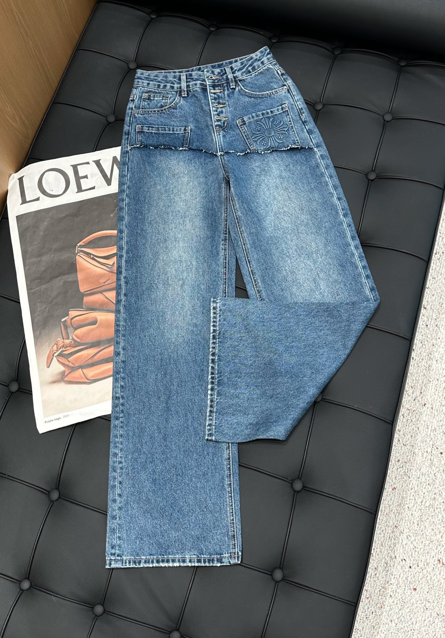 🛒𝐍𝐄𝐖 · 𝟐𝟎𝟐5/爆款现货

原单品质  设计师原创｜2025错层排扣牛仔裤
定制YB斜纹棉牛仔材