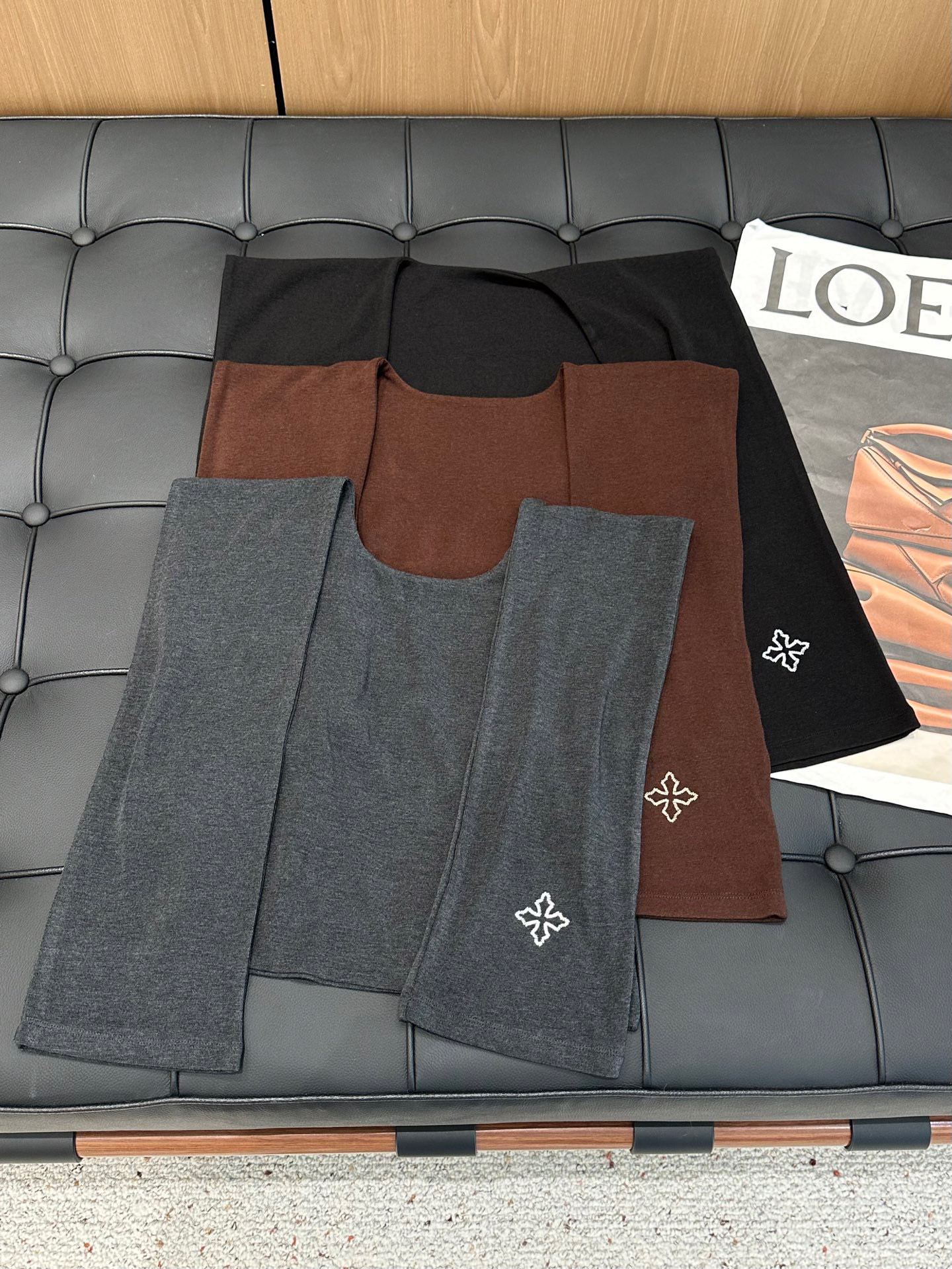 🛒𝐍𝐄𝐖 · 𝟐𝟎𝟐5/爆款现货

原单品质  设计师原创｜25早秋新品套装！
高端定制圆领披肩上衣，搭