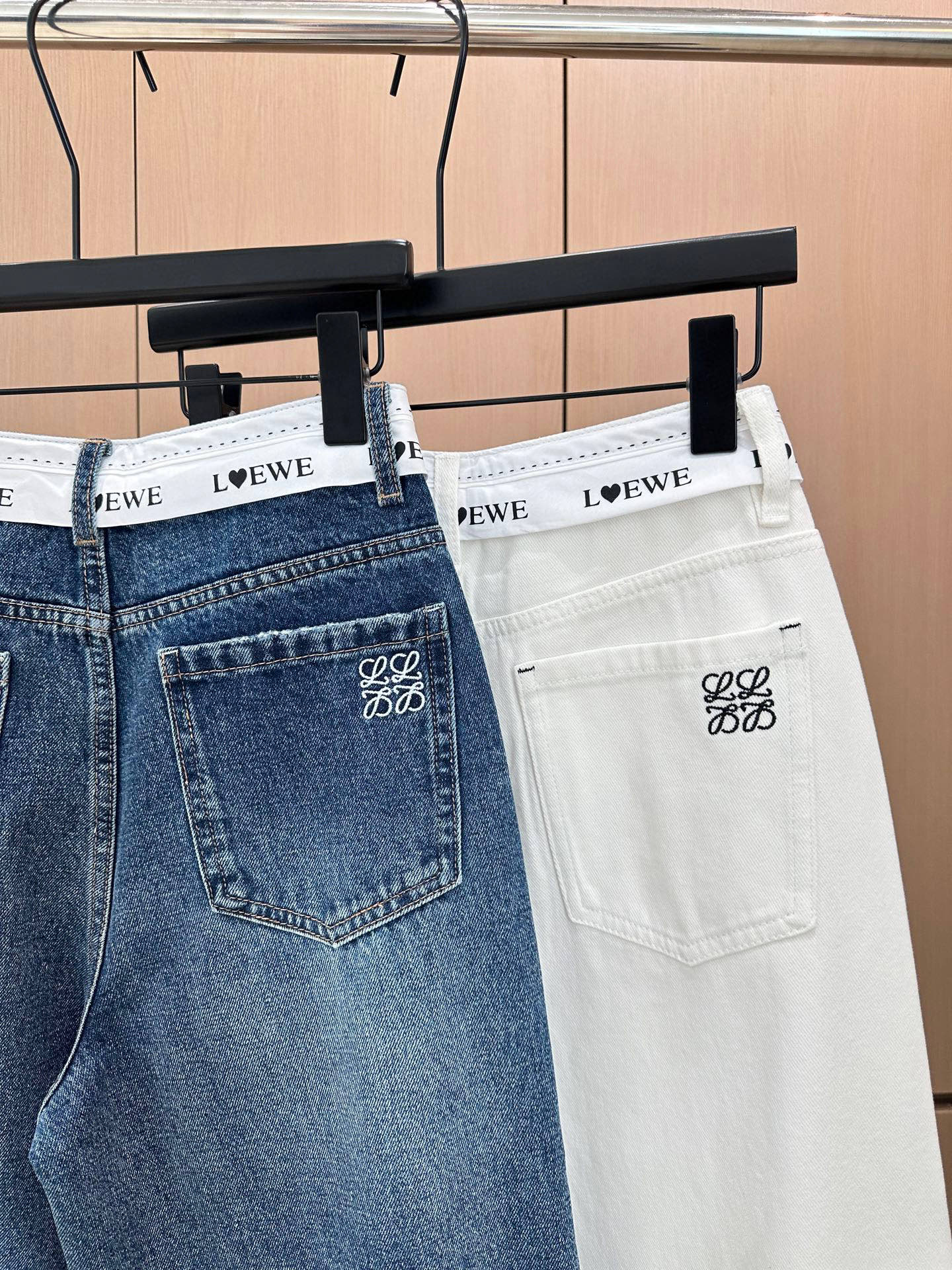 🛒𝐍𝐄𝐖 · 𝟐𝟎𝟐5/爆款现货

原创  设计师｜2025新款撞色字母织带牛仔裤
极具设计感的一款百搭
