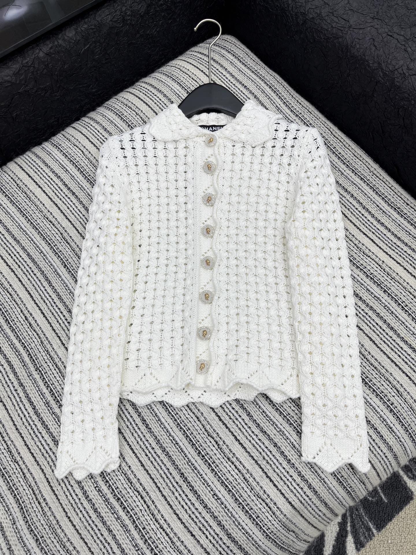 🛒𝐍𝐄𝐖 · 𝟐𝟎𝟐5/爆款现货

原单品质 Chan*｜25中古系列重工钩花翻领外套
设计高级又时髦！