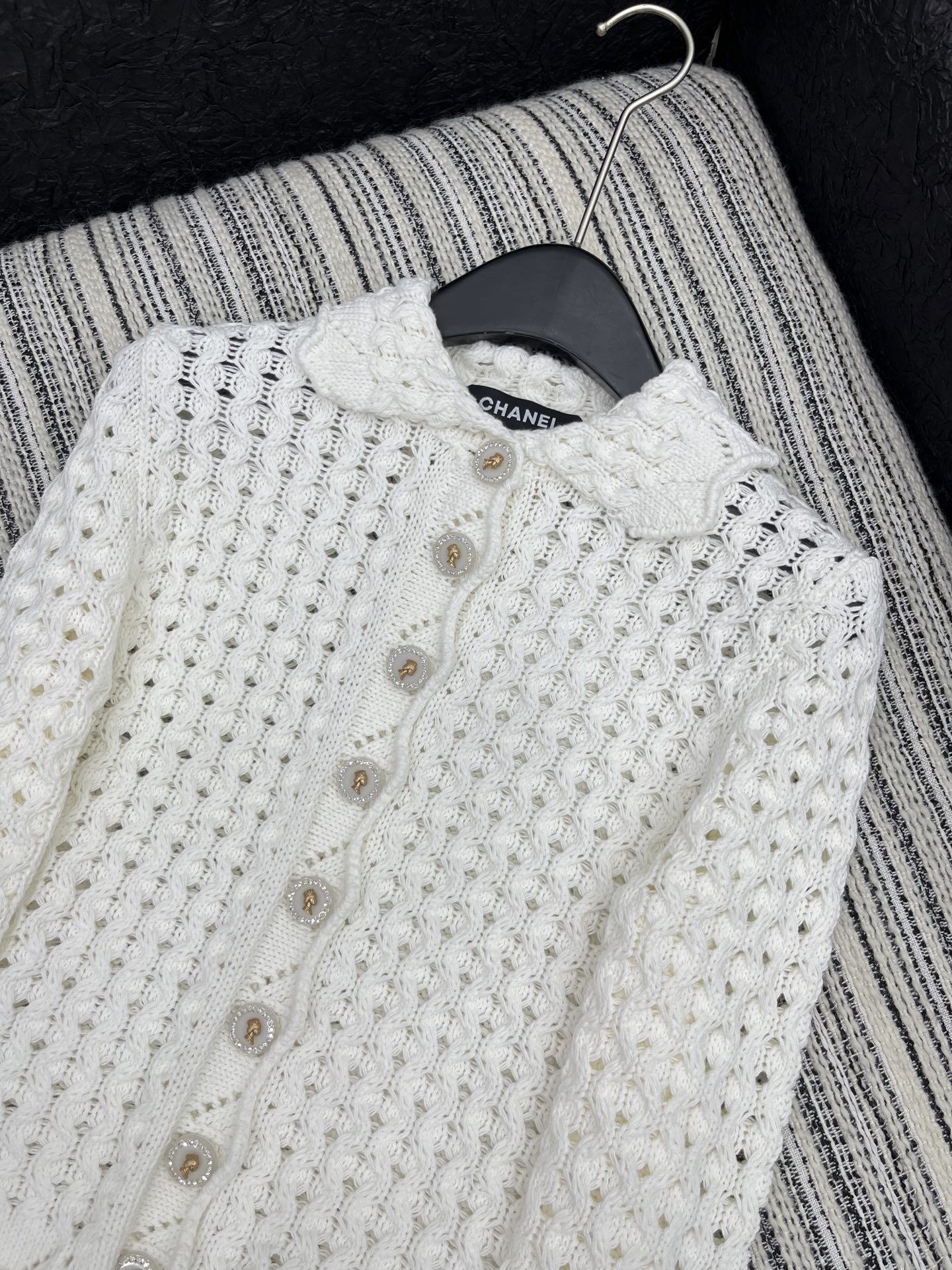🛒𝐍𝐄𝐖 · 𝟐𝟎𝟐5/爆款现货

原单品质 Chan*｜25中古系列重工钩花翻领外套
设计高级又时髦！