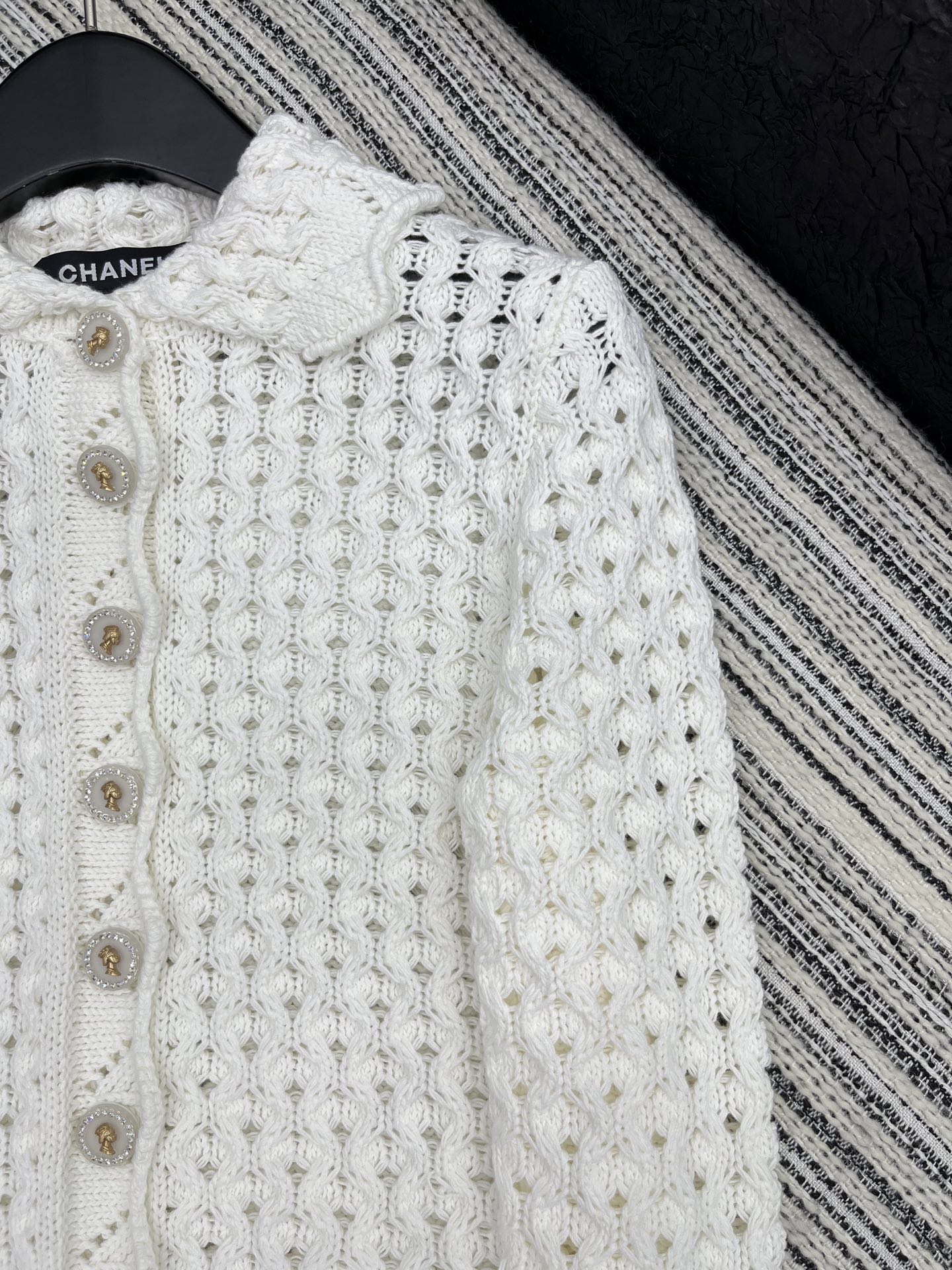 🛒𝐍𝐄𝐖 · 𝟐𝟎𝟐5/爆款现货

原单品质 Chan*｜25中古系列重工钩花翻领外套
设计高级又时髦！